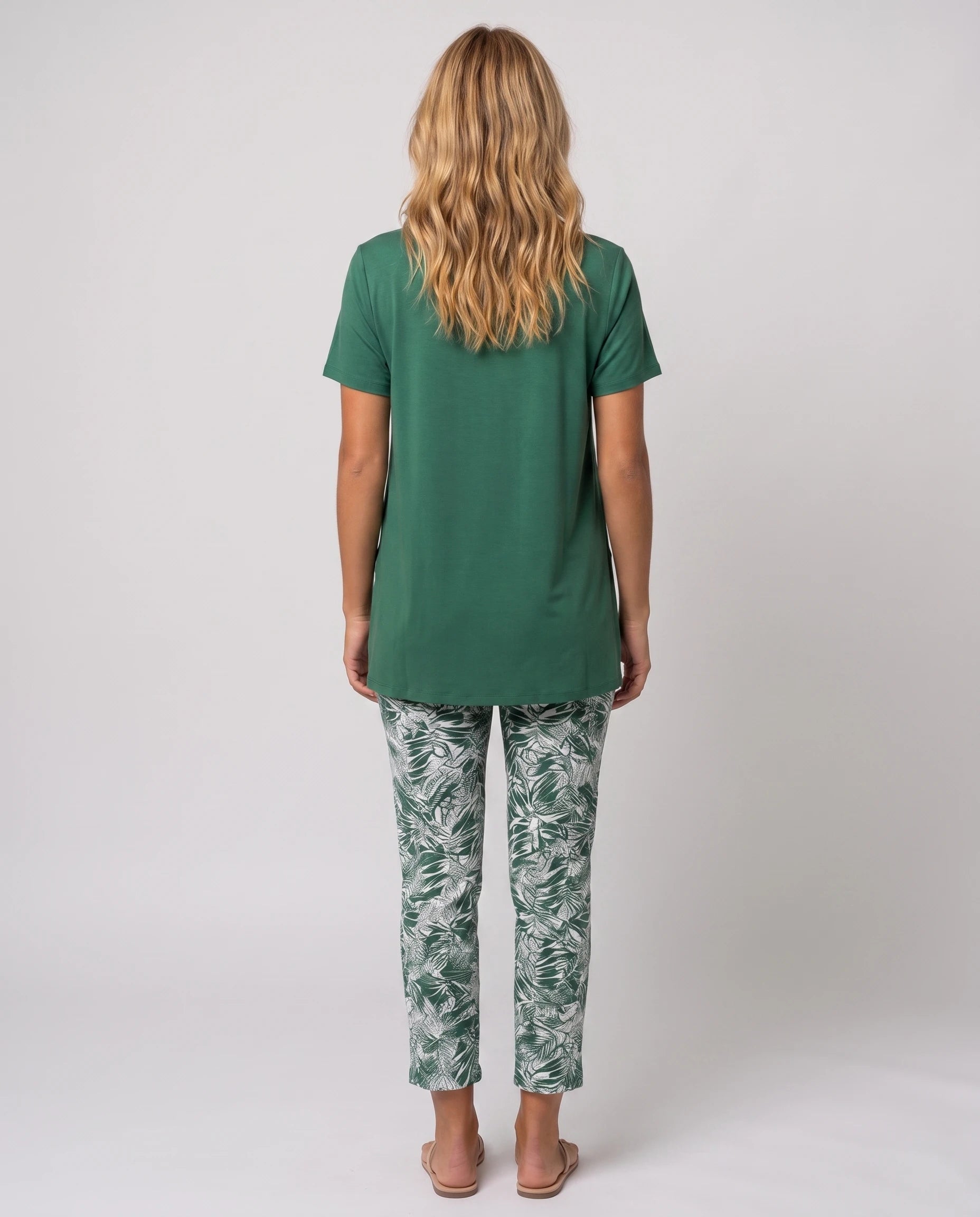 Ensemble top fluide et pantalon slim imprimé Léonore — Vert — vue dos studio
