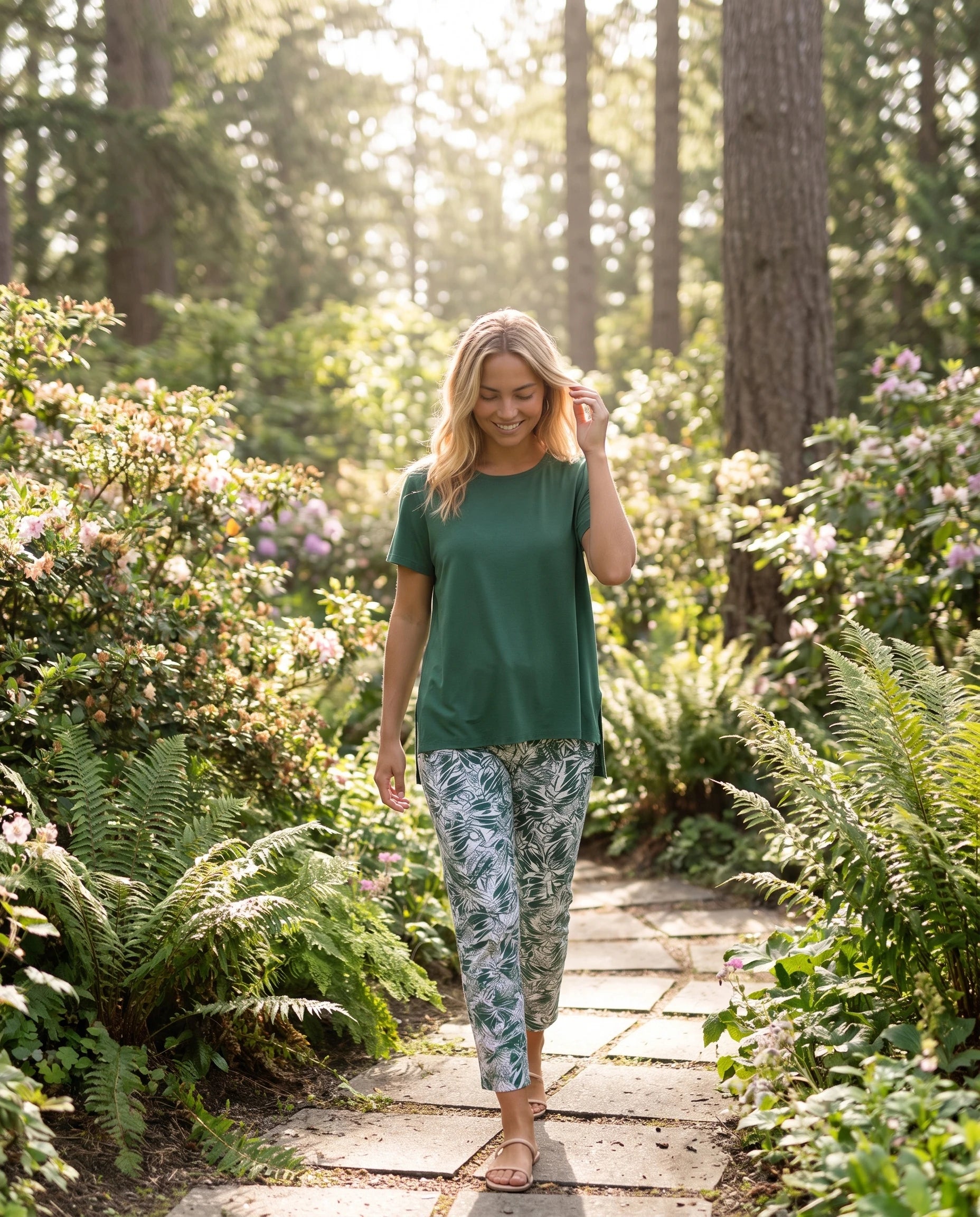 Ensemble top fluide et pantalon slim imprimé Léonore — Vert — portée, lifestyle