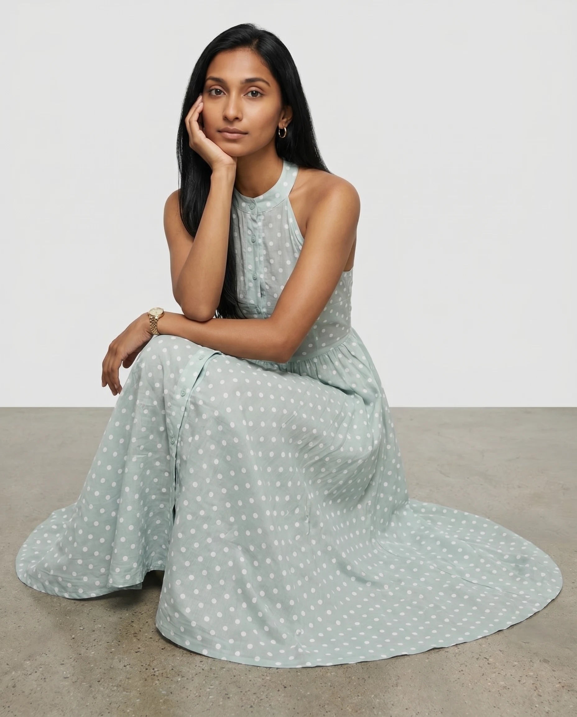 Robe midi à pois Vert Pistache — Madeleine — assise au sol jupe cercle déployée