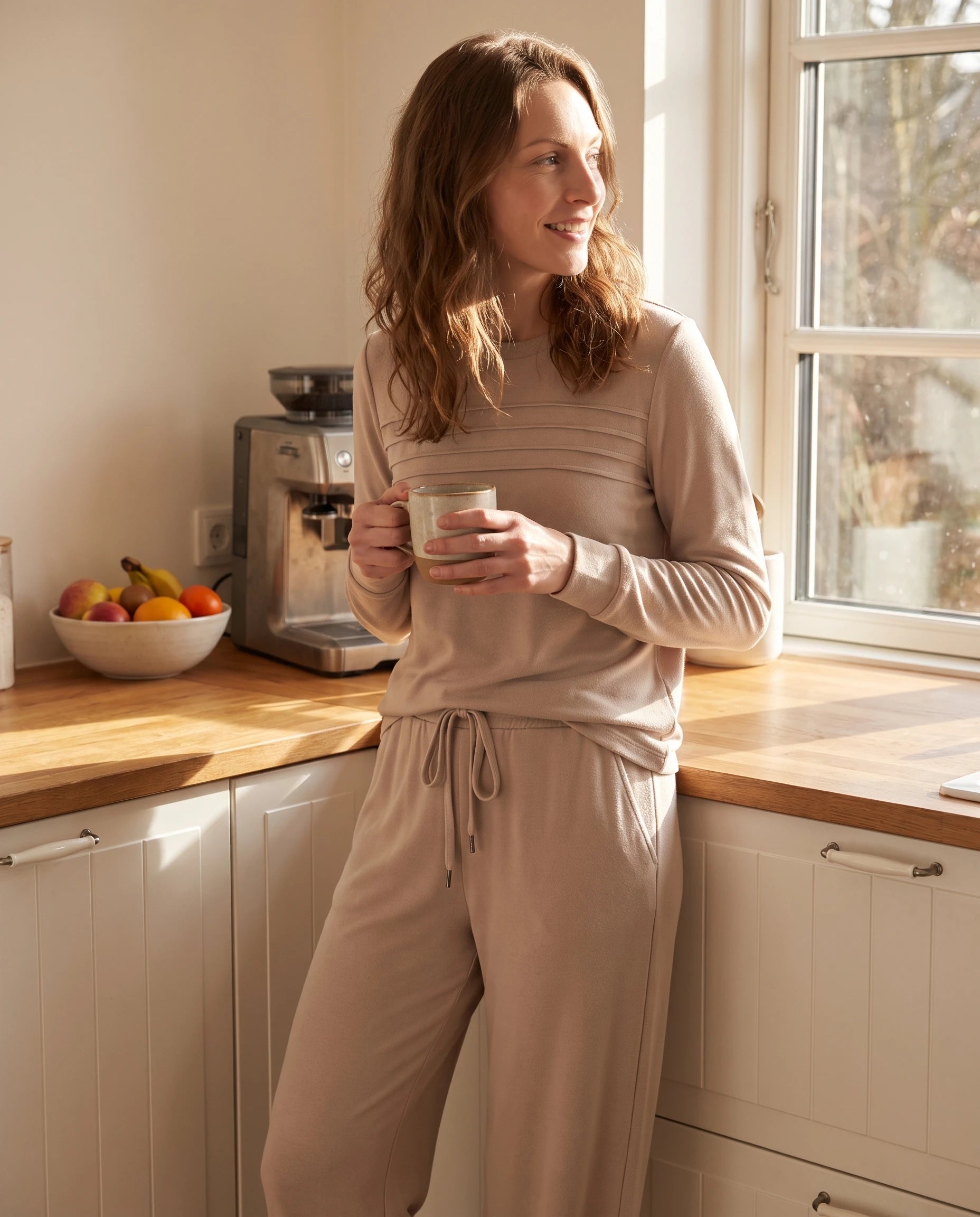 Ensemble haut col rond nervuré et pantalon large Maylis — Beige — portée, lifestyle