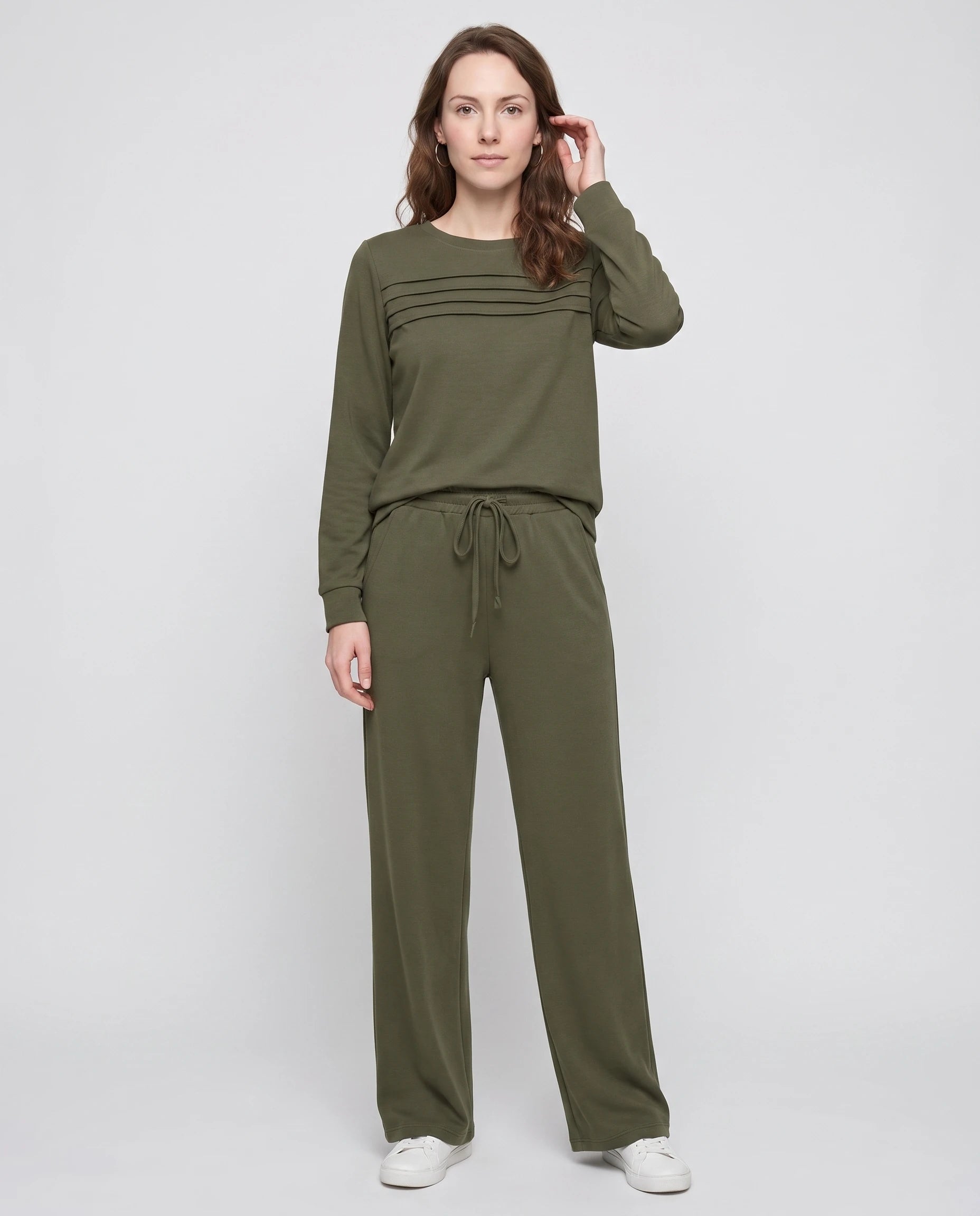 Ensemble haut col rond nervuré et pantalon large Maylis — Vert Olive — vue face studio