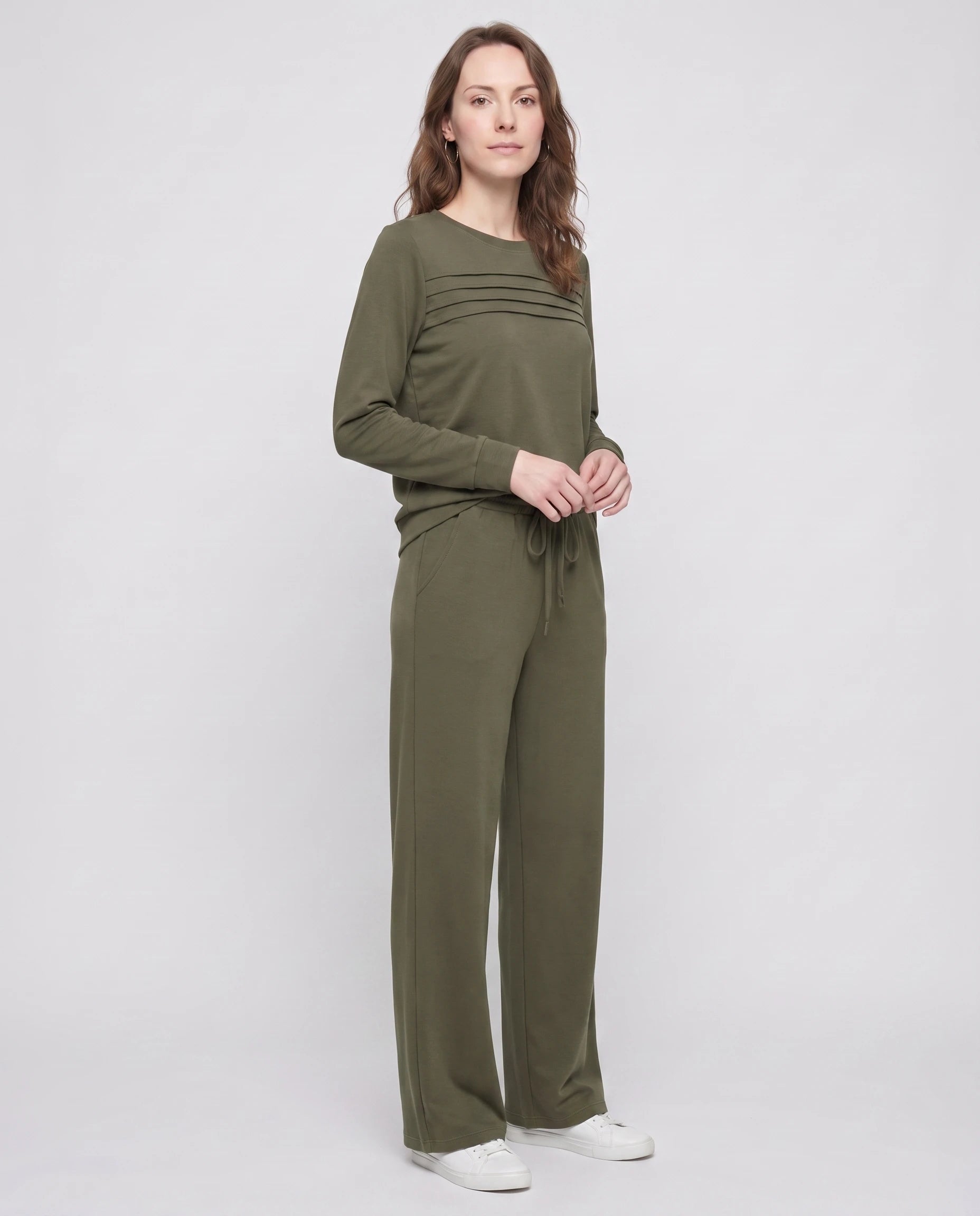 Ensemble haut col rond nervuré et pantalon large Maylis — Vert Olive — vue studio pose