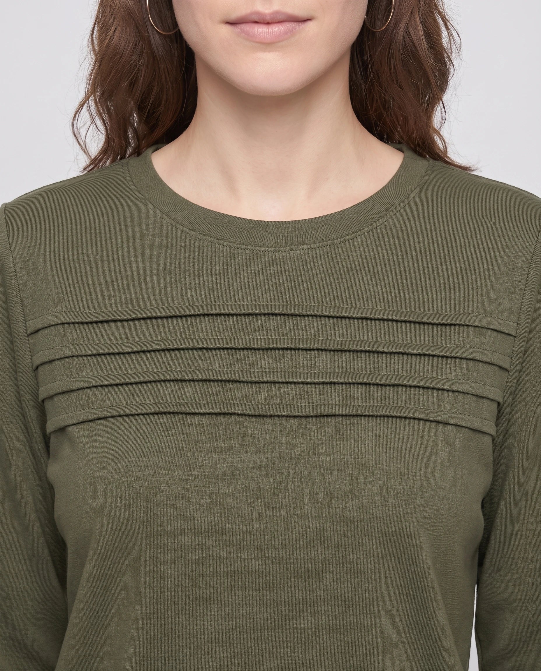 Ensemble haut col rond nervuré et pantalon large Maylis — Vert Olive — détail col rond et nervures