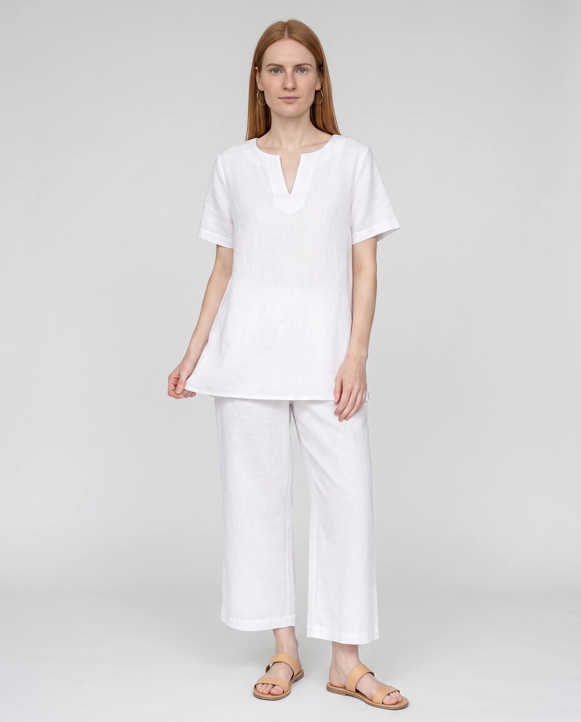Ensemble tunique col V et pantalon 7/8 en coton-lin Ismérie — Blanc — vue face studio