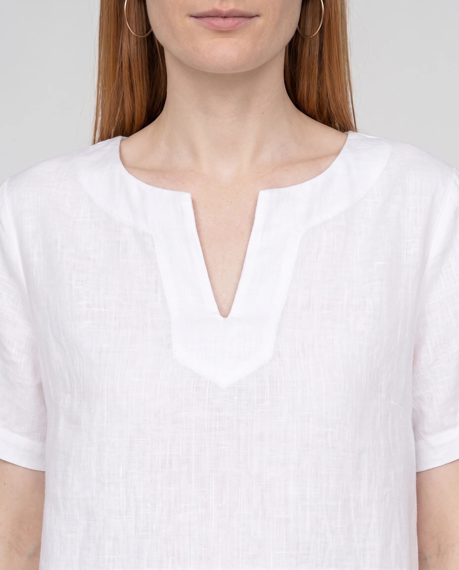 Ensemble tunique col V et pantalon 7/8 en coton-lin Ismérie — Blanc — détail col V fendu