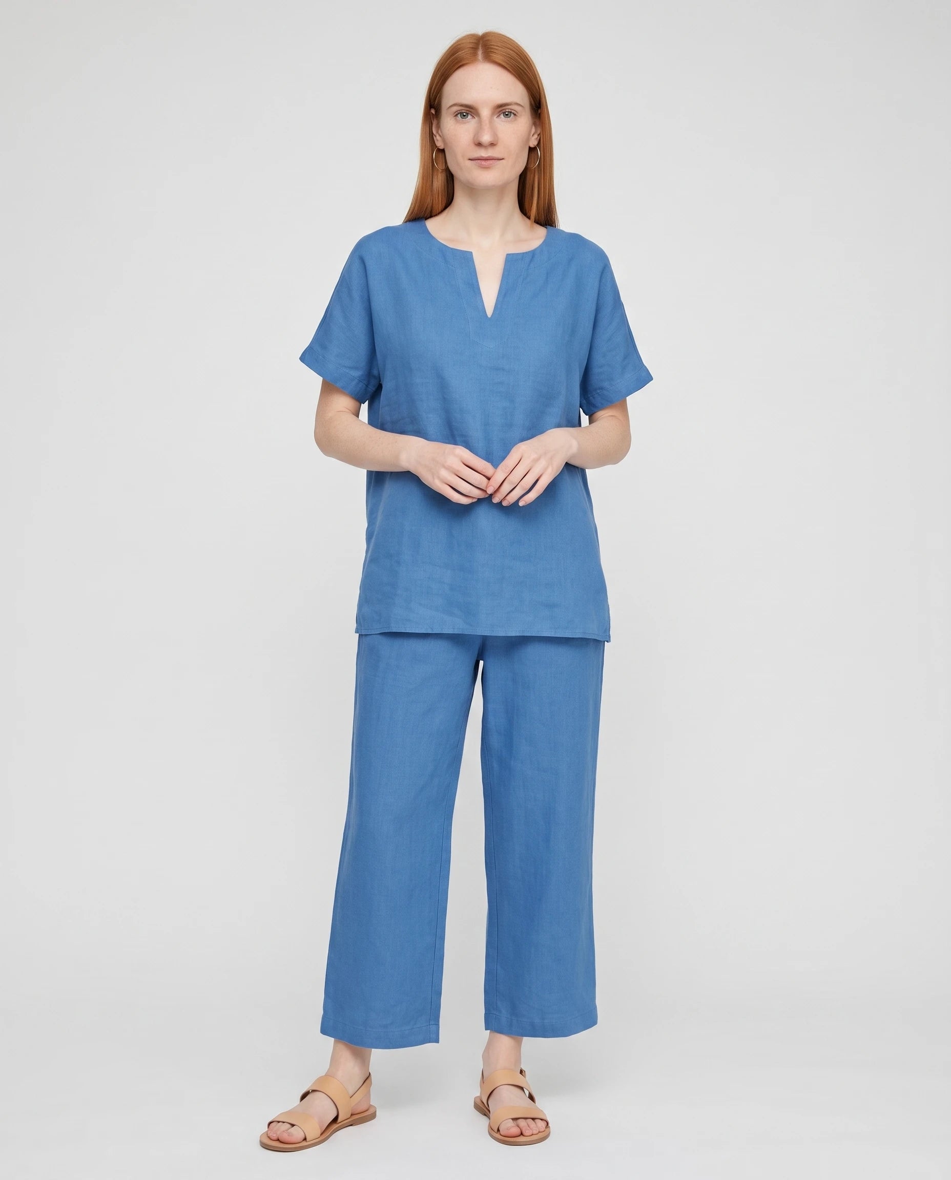 Ensemble tunique col V et pantalon 7/8 en coton-lin Ismérie — Bleu — vue face studio