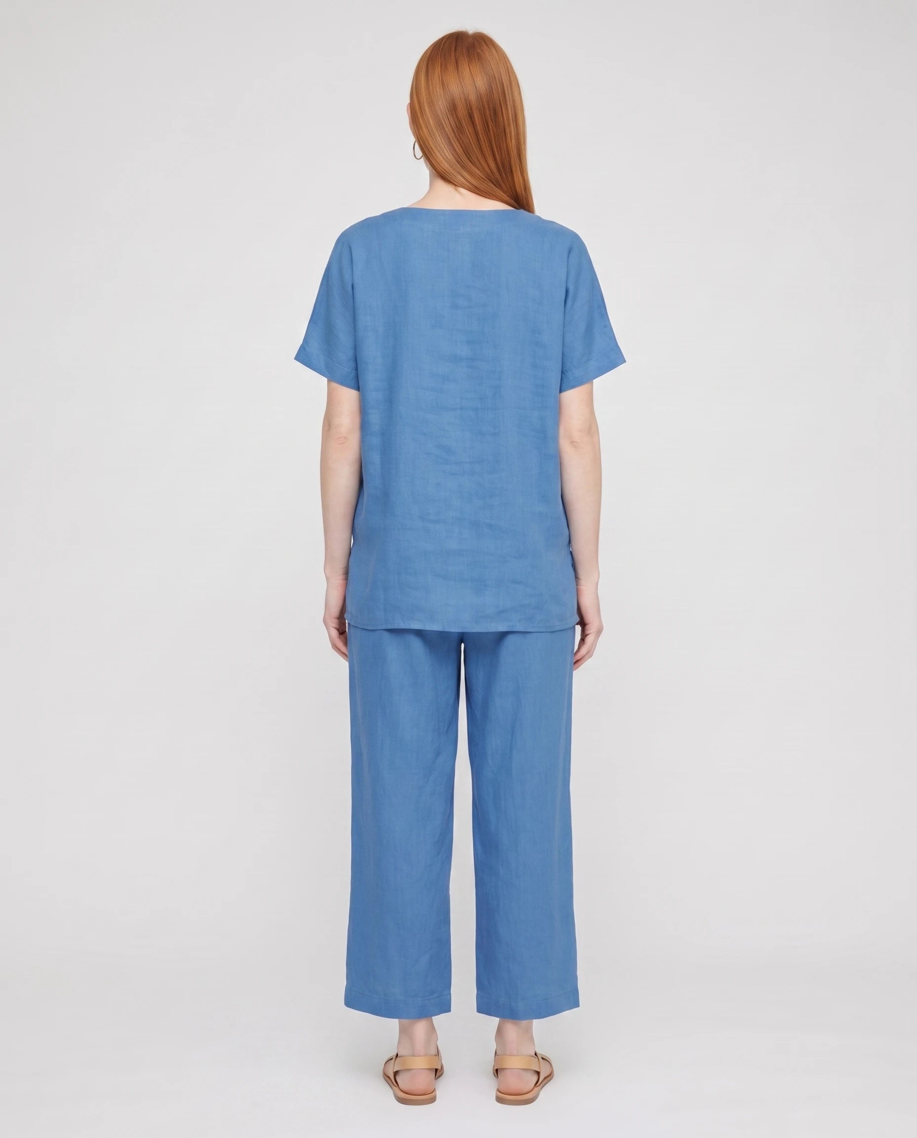 Ensemble tunique col V et pantalon 7/8 en coton-lin Ismérie — Bleu — vue dos studio