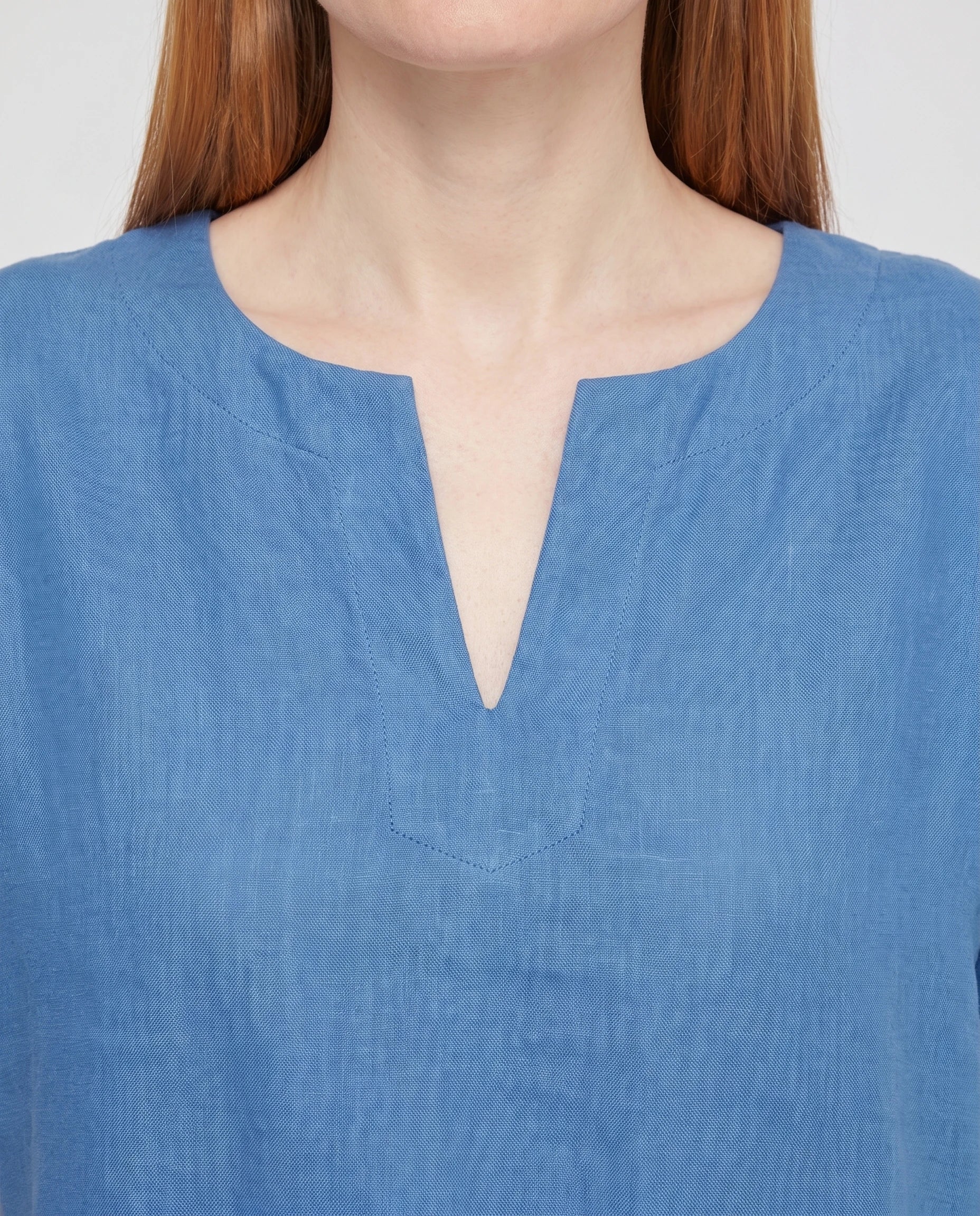 Ensemble tunique col V et pantalon 7/8 en coton-lin Ismérie — Bleu — détail col V fendu