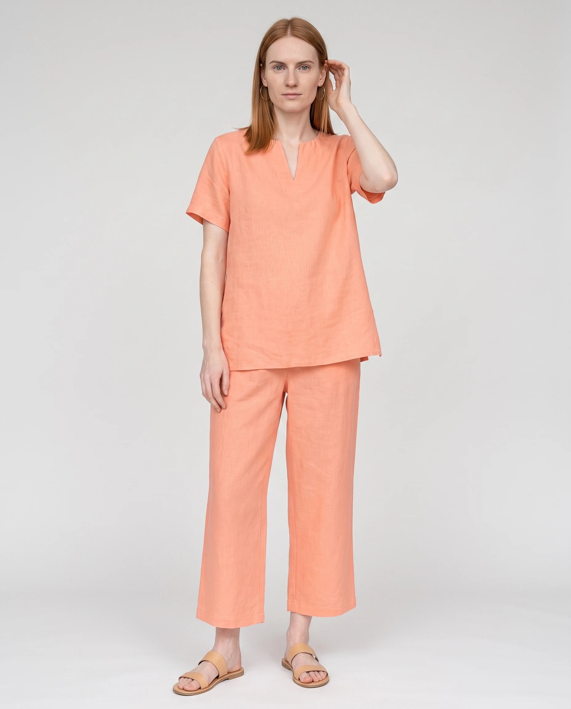 Ensemble tunique col V et pantalon 7/8 en coton-lin Ismérie — Corail — vue face studio