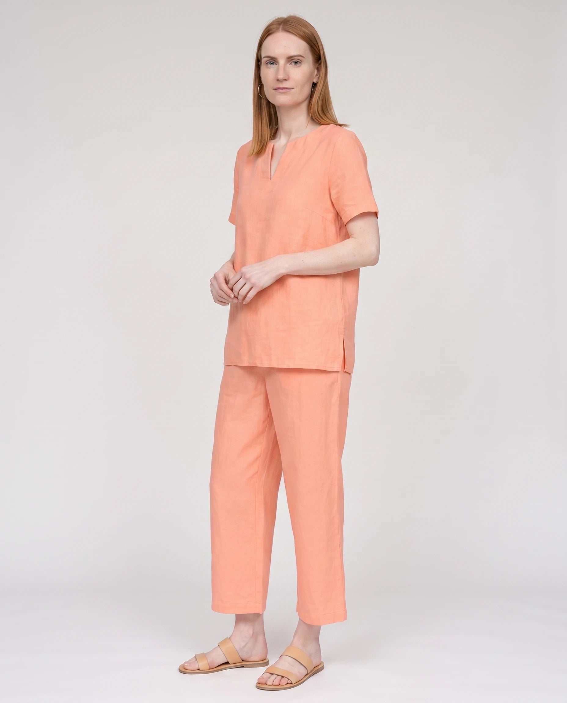 Ensemble tunique col V et pantalon 7/8 en coton-lin Ismérie — Corail — vue studio pose