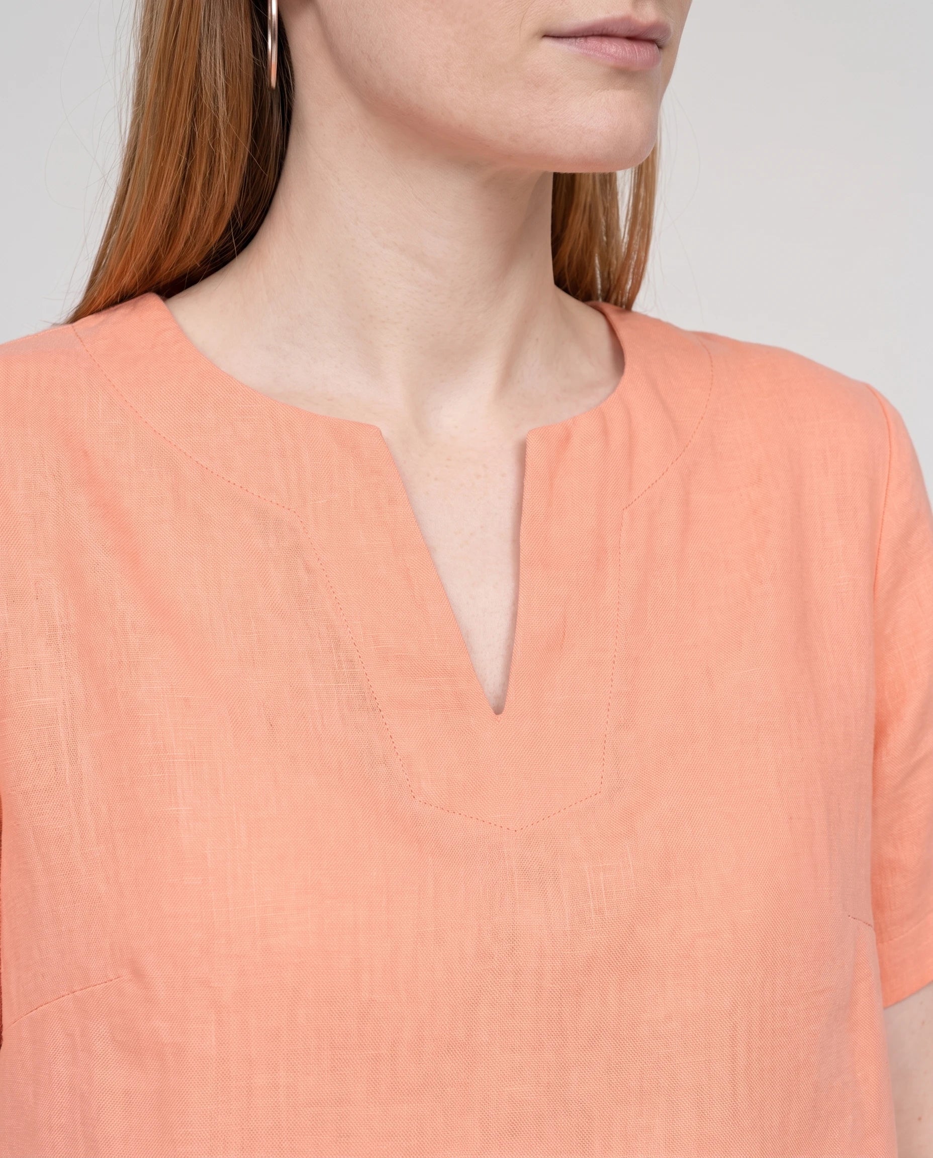 Ensemble tunique col V et pantalon 7/8 en coton-lin Ismérie — Corail — détail col V fendu