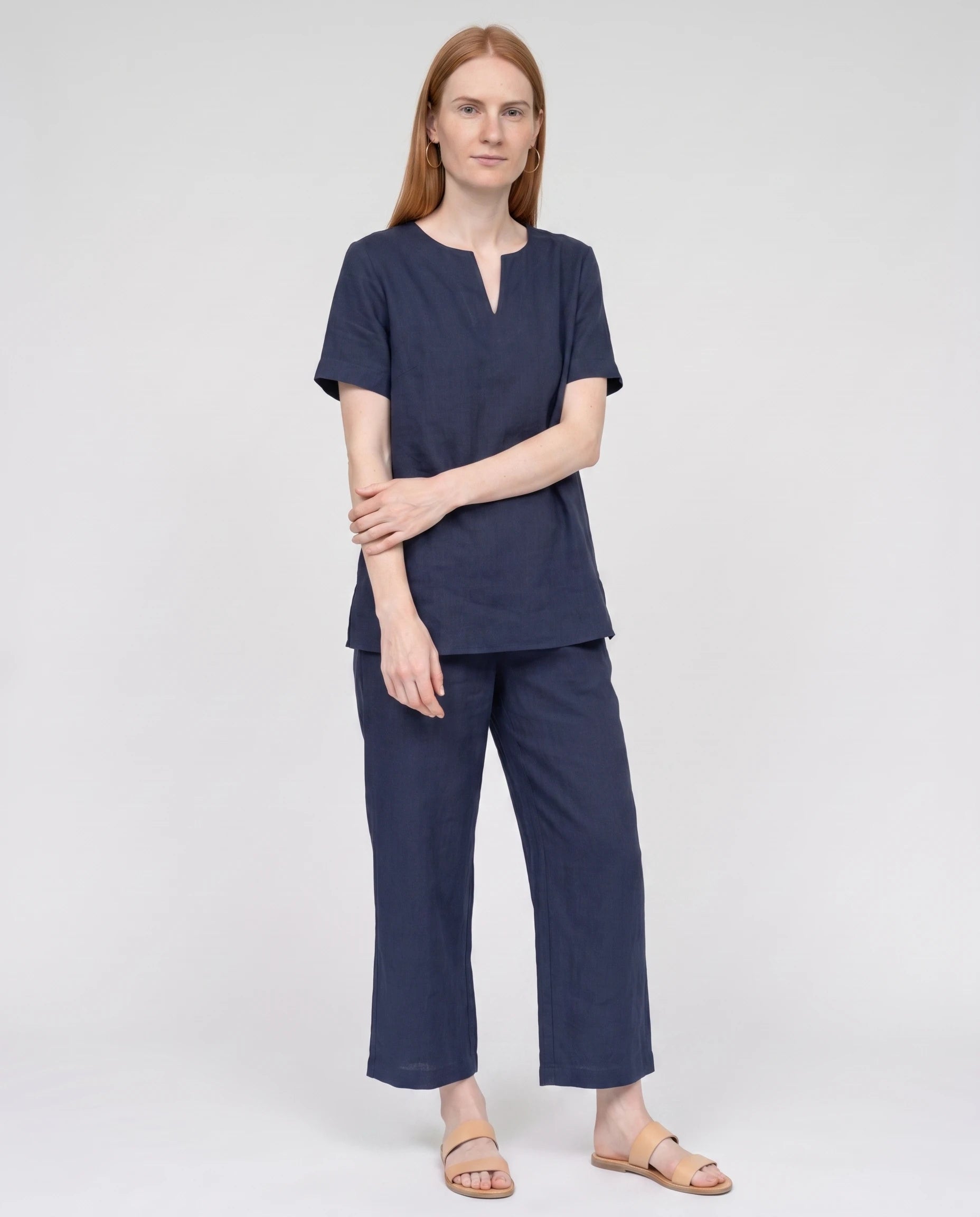 Ensemble tunique col V et pantalon 7/8 en coton-lin Ismérie — Bleu Marine — vue studio pose