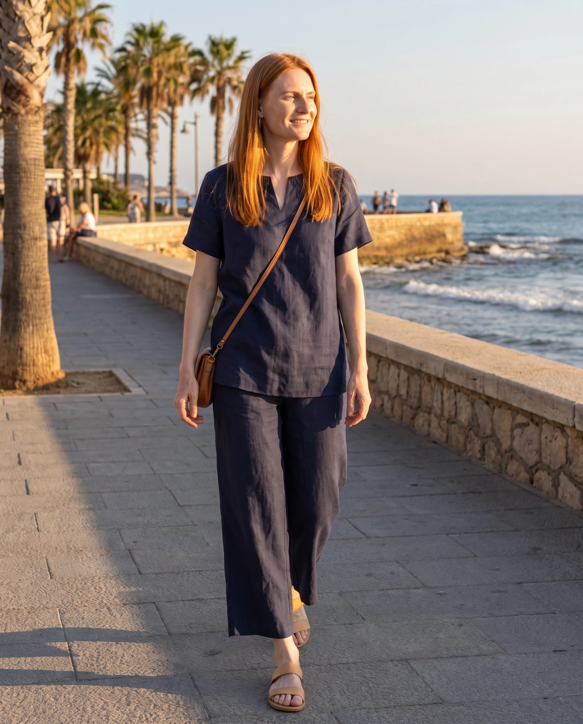 Ensemble tunique col V et pantalon 7/8 en coton-lin Ismérie — Bleu Marine — portée, lifestyle