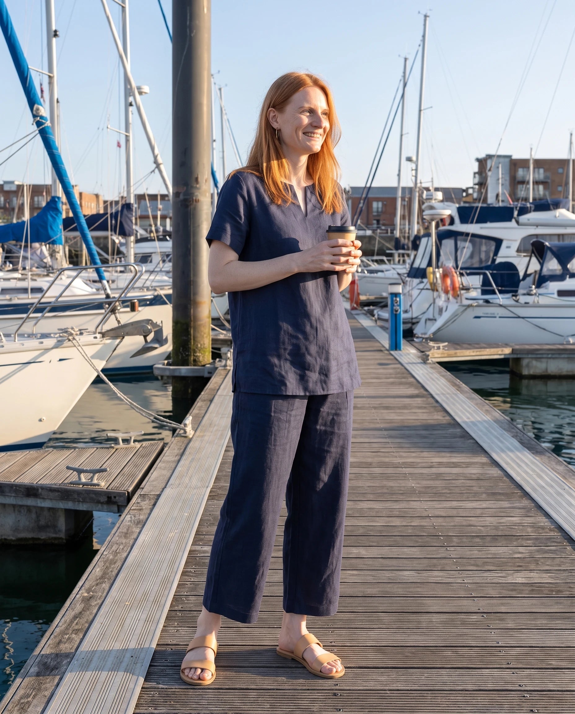 Ensemble tunique col V et pantalon 7/8 en coton-lin Ismérie — Bleu Marine — portée, lifestyle 2