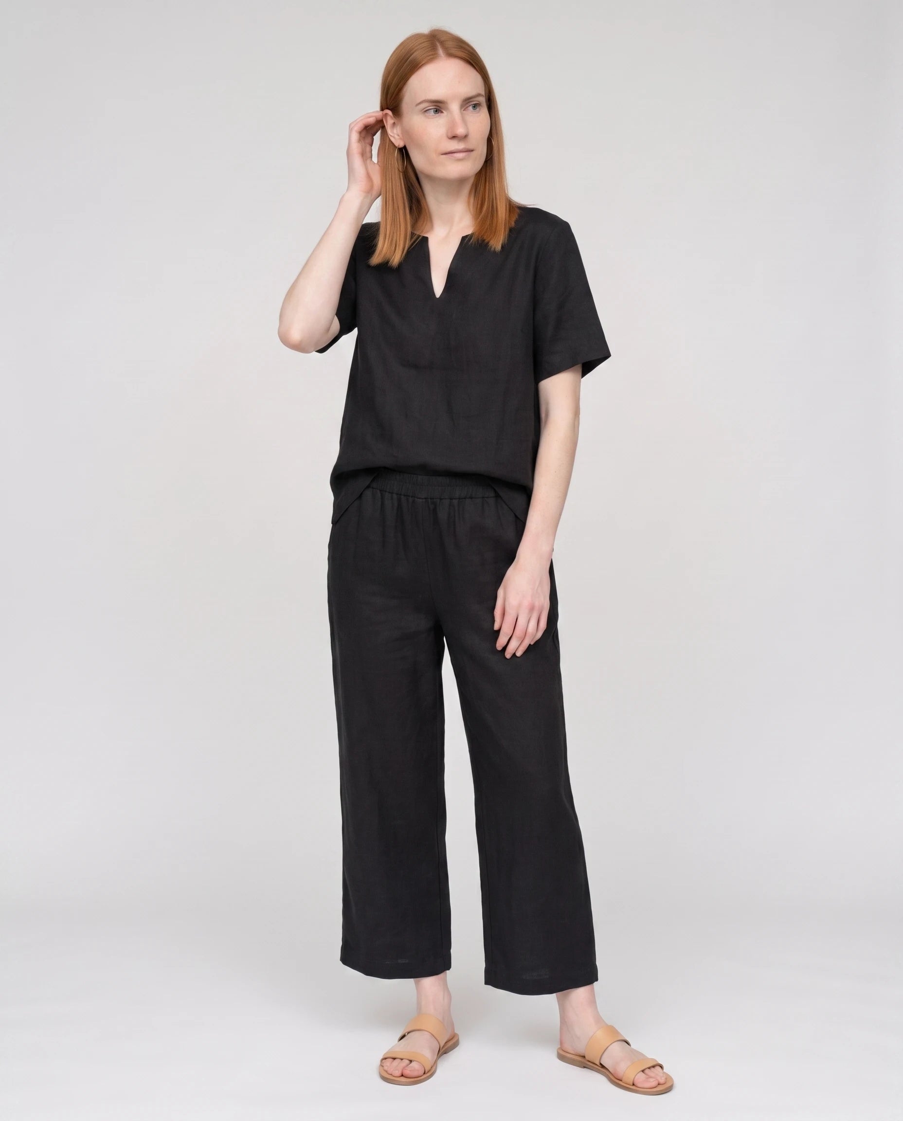 Ensemble tunique col V et pantalon 7/8 en coton-lin Ismérie — Noir — vue studio pose