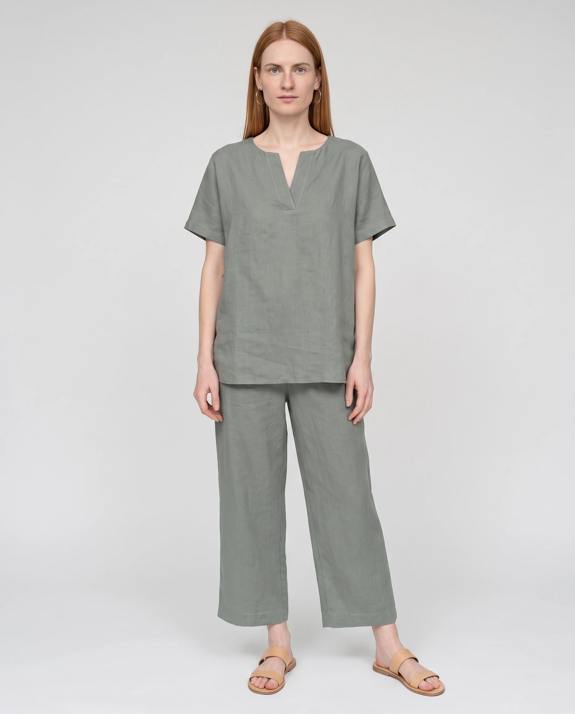 Ensemble tunique col V et pantalon 7/8 en coton-lin Ismérie — Vert Sauge — vue face studio