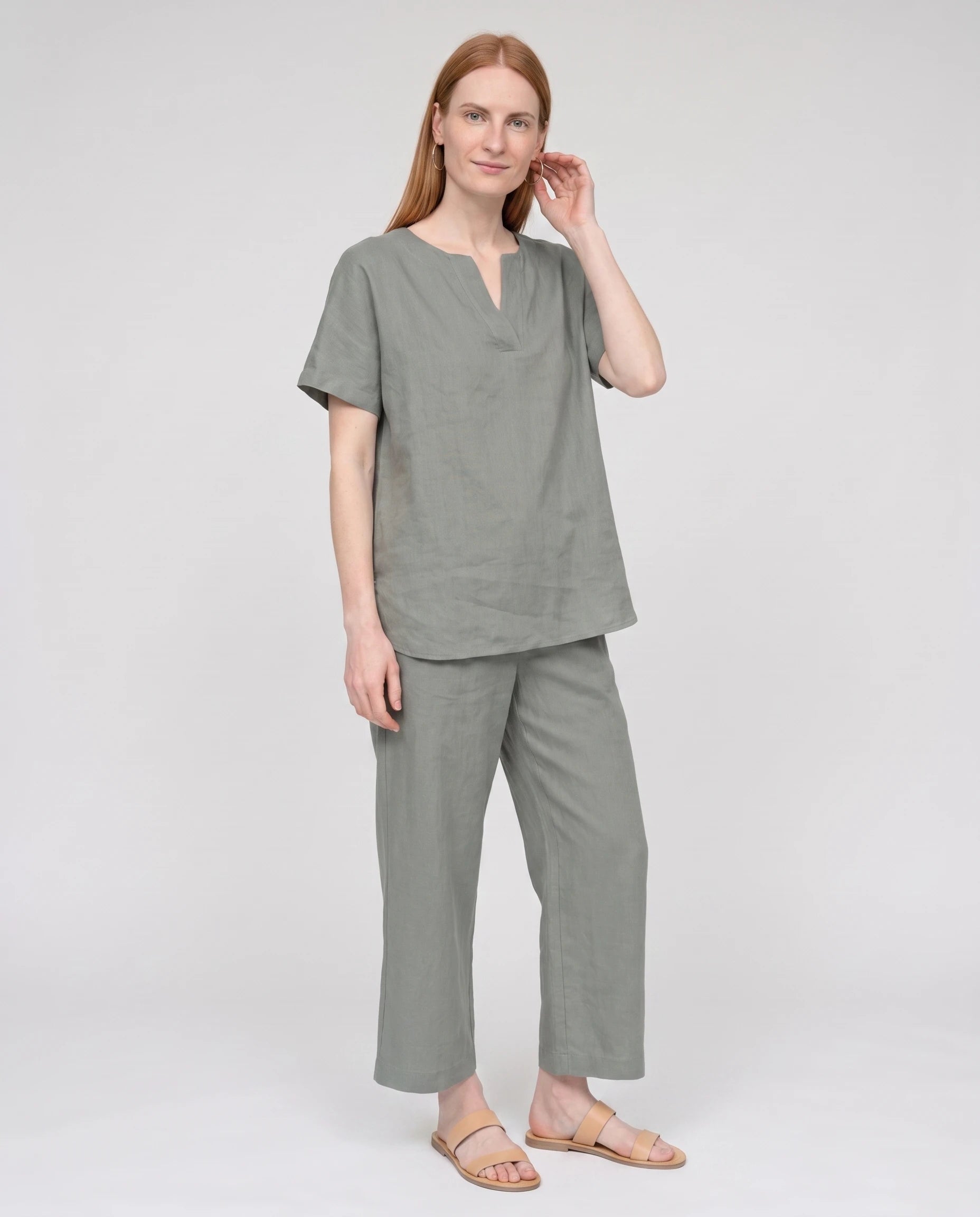 Ensemble tunique col V et pantalon 7/8 en coton-lin Ismérie — Vert Sauge — vue studio pose