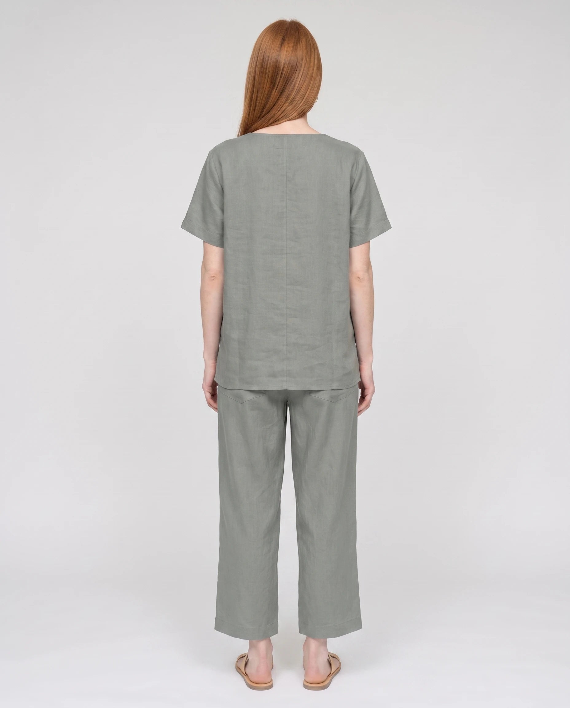Ensemble tunique col V et pantalon 7/8 en coton-lin Ismérie — Vert Sauge — vue dos studio