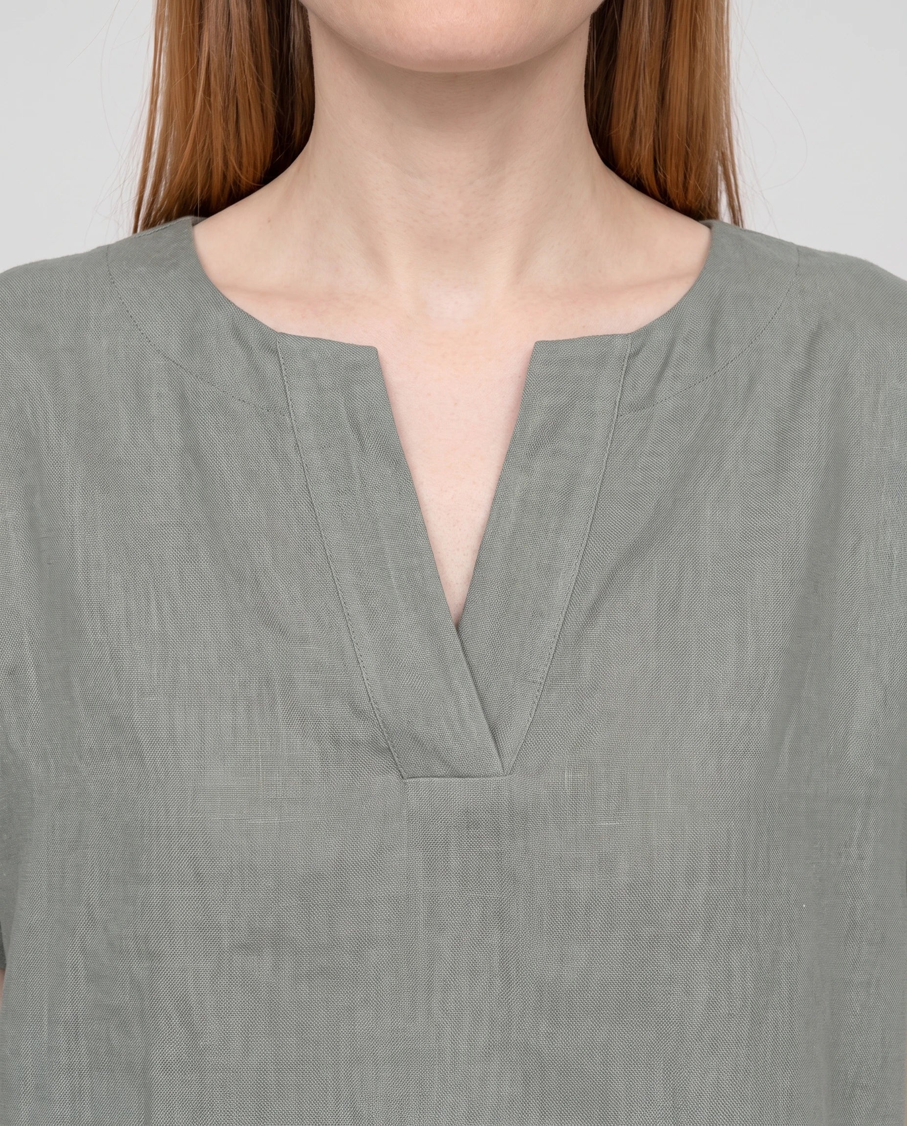 Ensemble tunique col V et pantalon 7/8 en coton-lin Ismérie — Vert Sauge — détail col V fendu