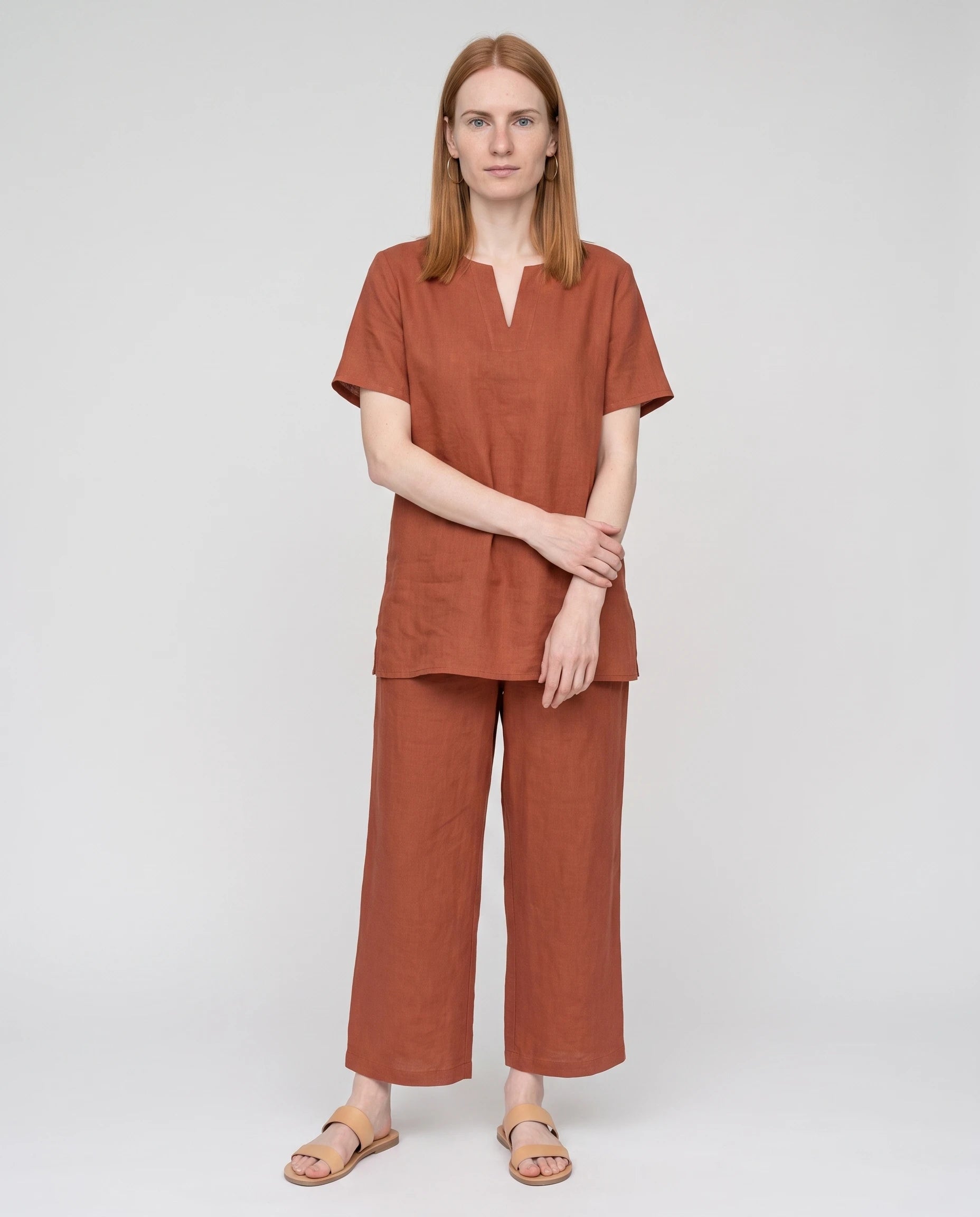 Ensemble tunique col V et pantalon 7/8 en coton-lin Ismérie — Terracotta — vue face studio