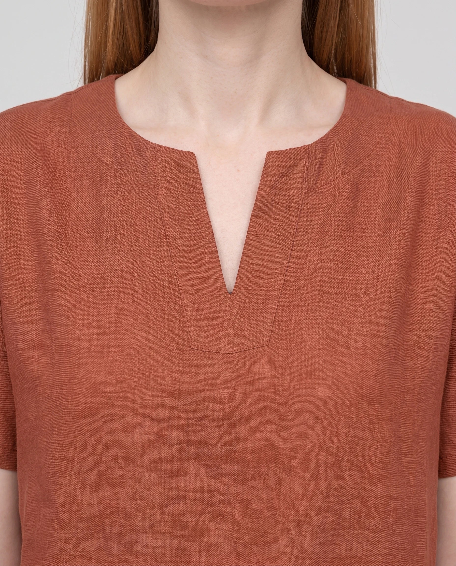 Ensemble tunique col V et pantalon 7/8 en coton-lin Ismérie — Terracotta — détail col V fendu