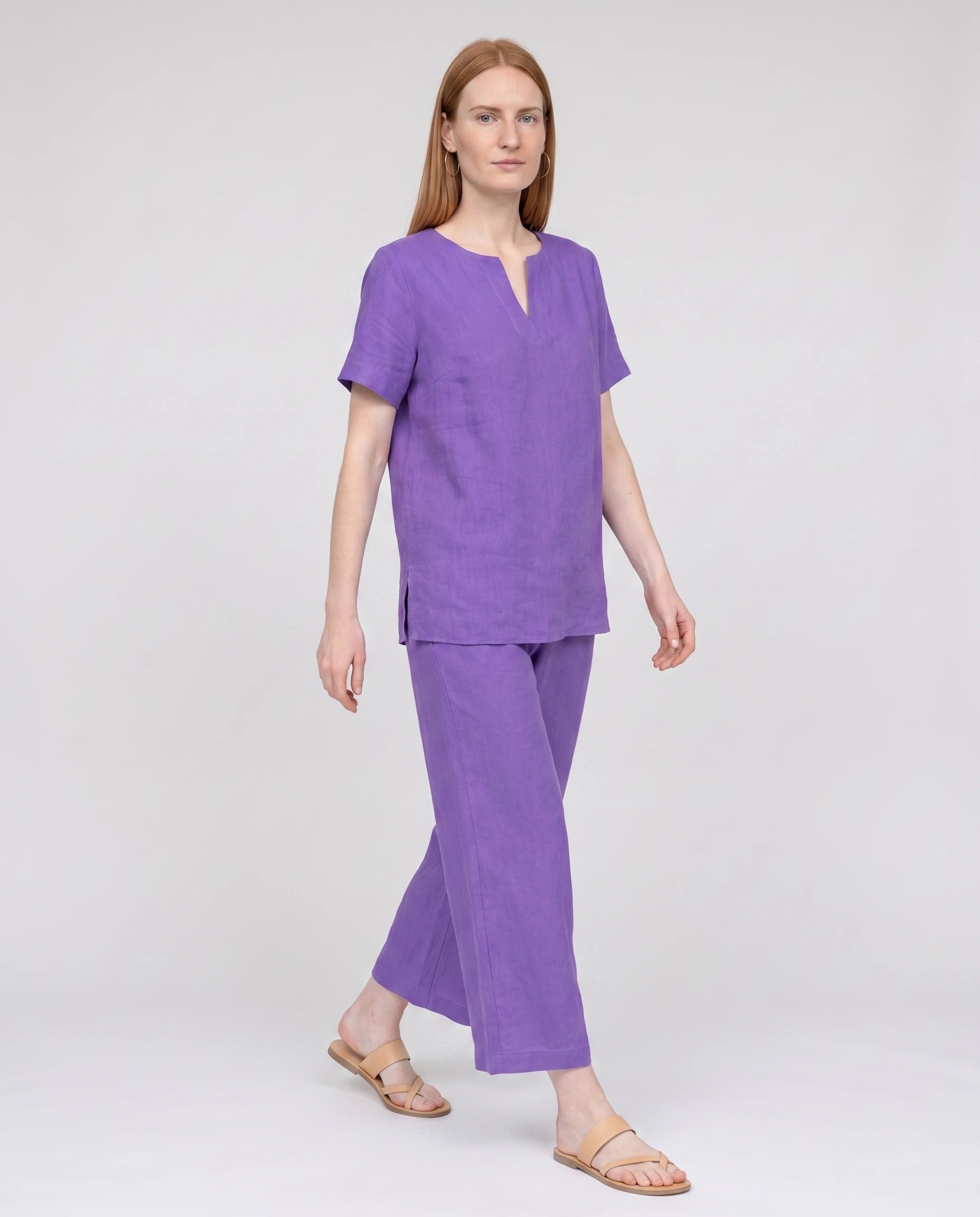 Ensemble tunique col V et pantalon 7/8 en coton-lin Ismérie — Violet — vue studio pose