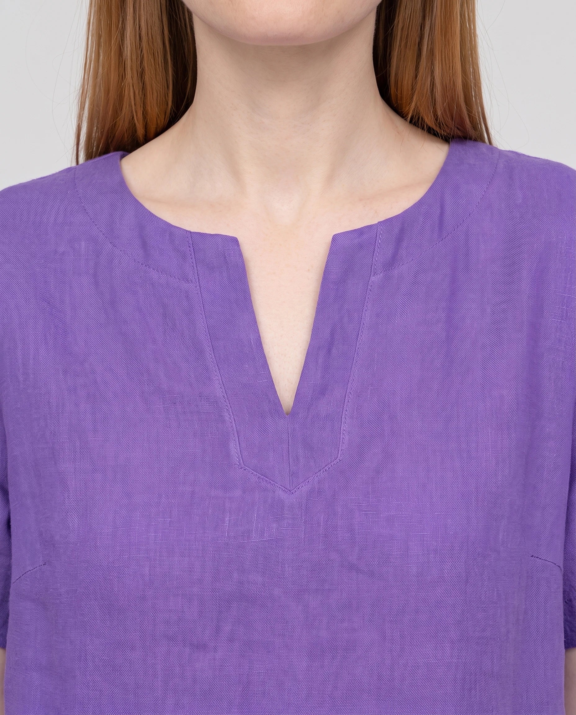 Ensemble tunique col V et pantalon 7/8 en coton-lin Ismérie — Violet — détail col V fendu