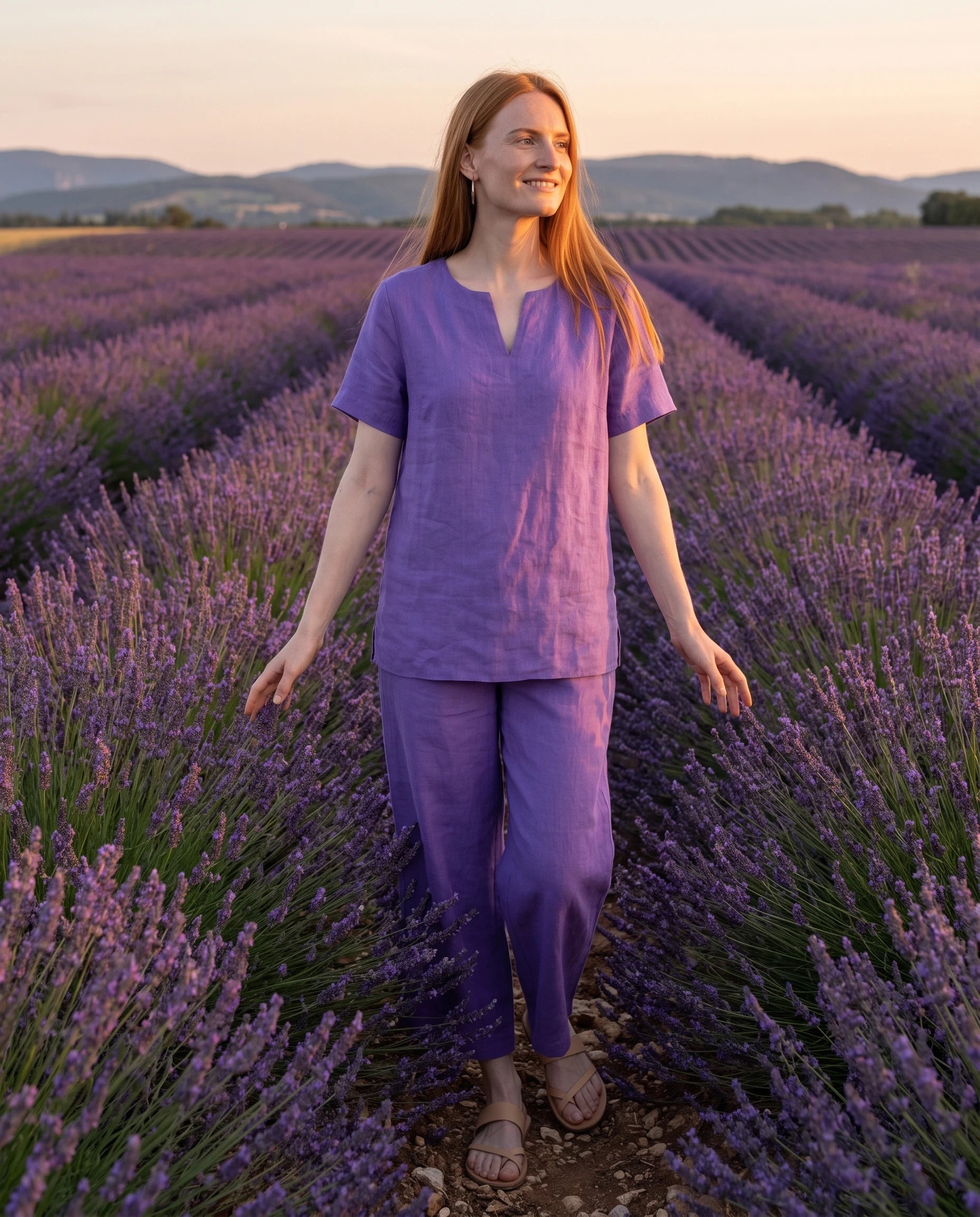 Ensemble tunique col V et pantalon 7/8 en coton-lin Ismérie — Violet — portée, lifestyle
