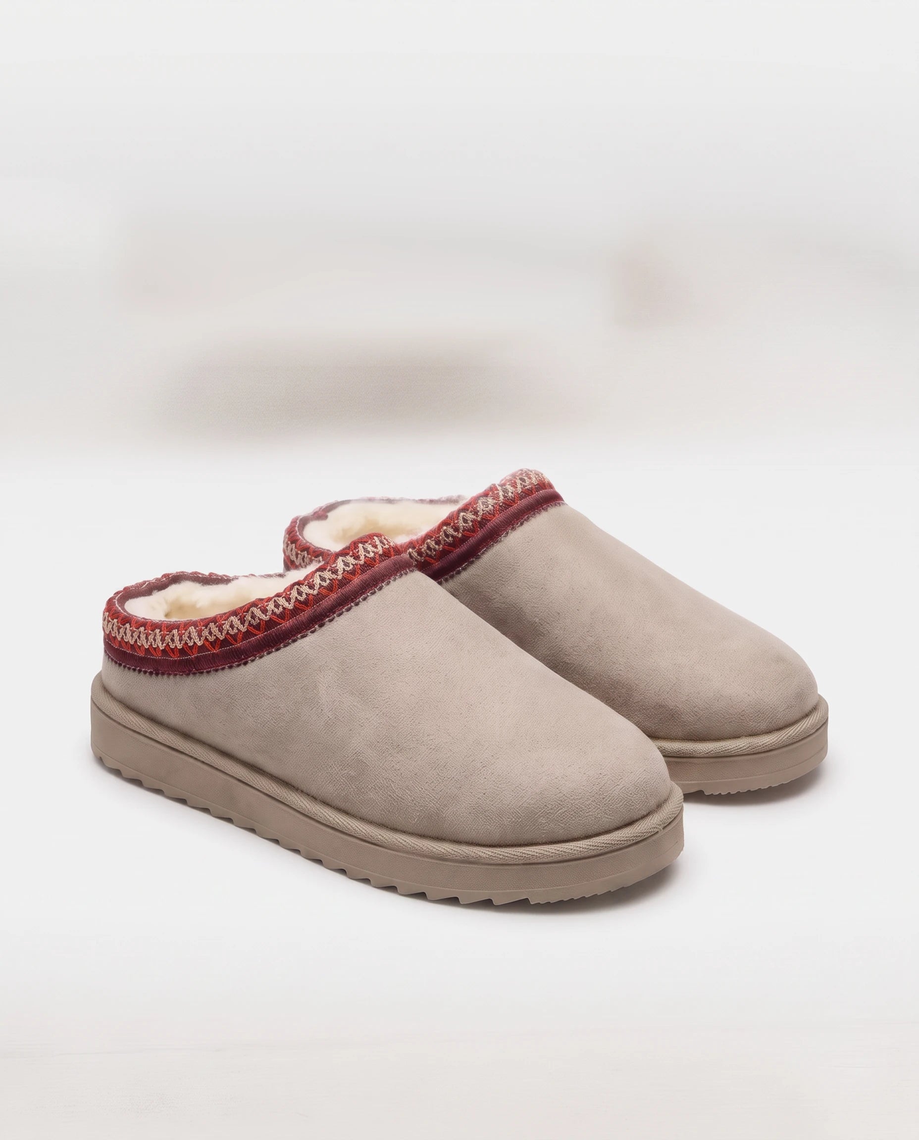 Mules cocooning fourrées à col brodé Bleuenn — Beige, paire en packshot studio