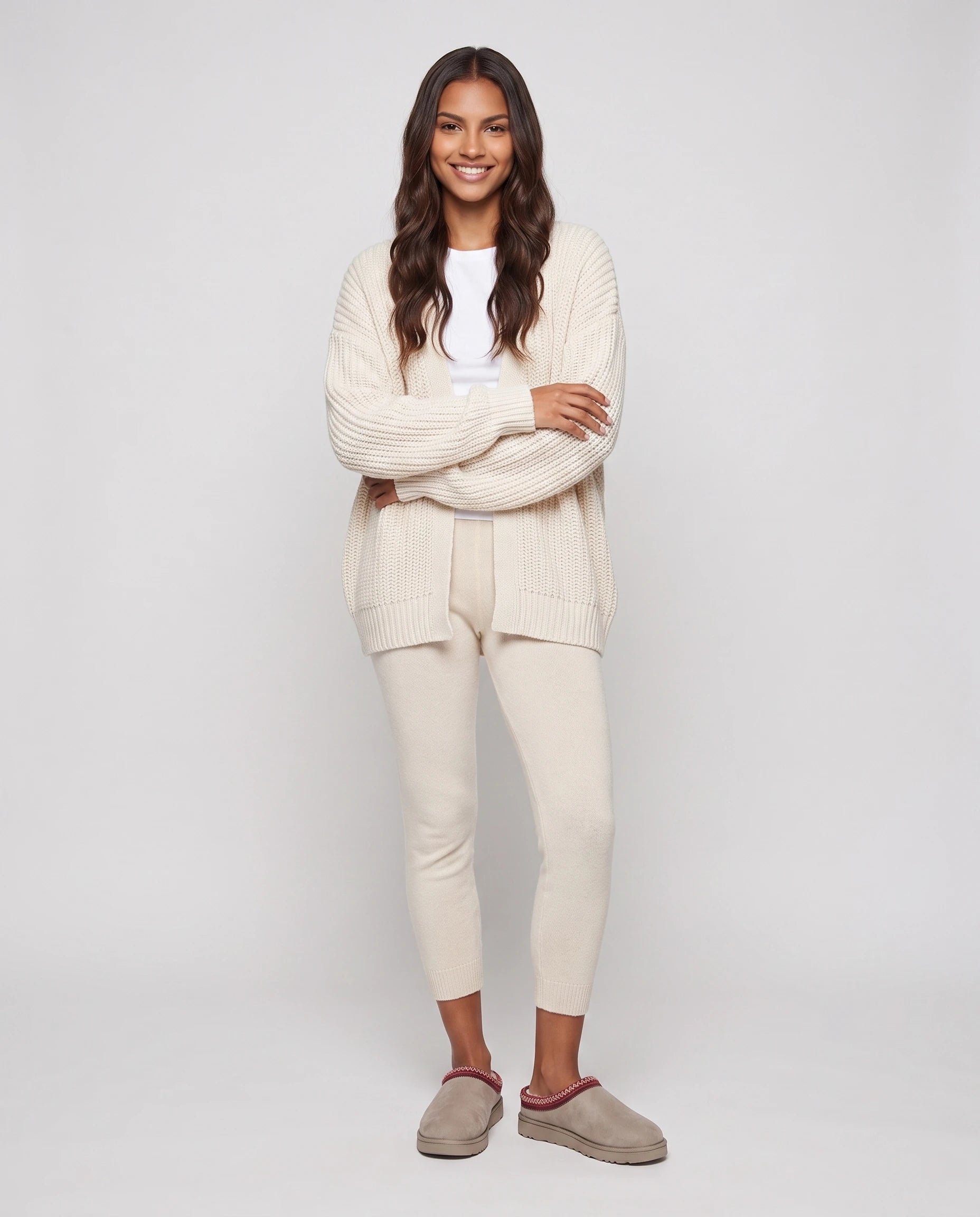 Mules cocooning fourrées à col brodé Bleuenn — Beige, portées en plein pied studio