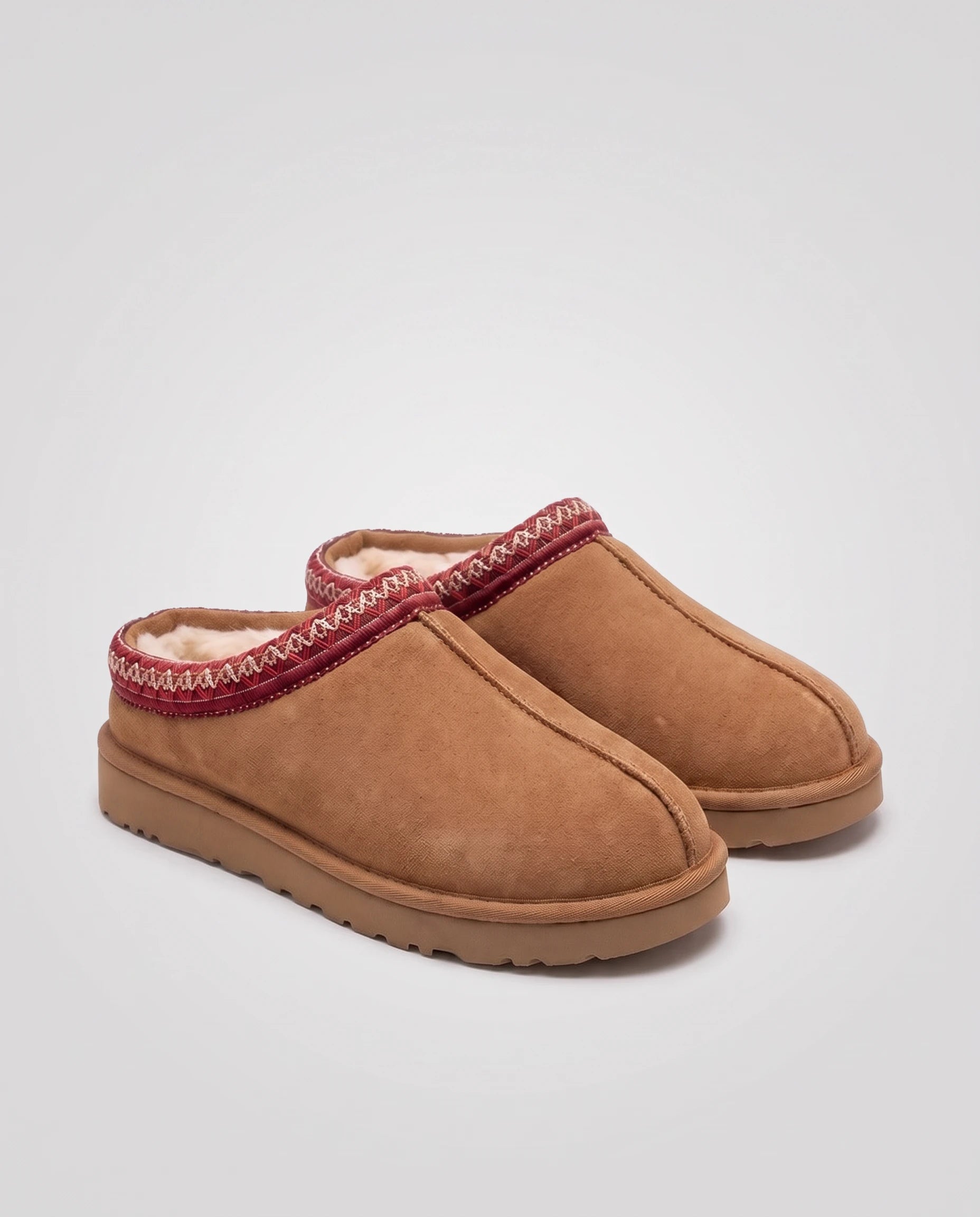 Mules cocooning fourrées à col brodé Bleuenn — Camel, paire en packshot studio