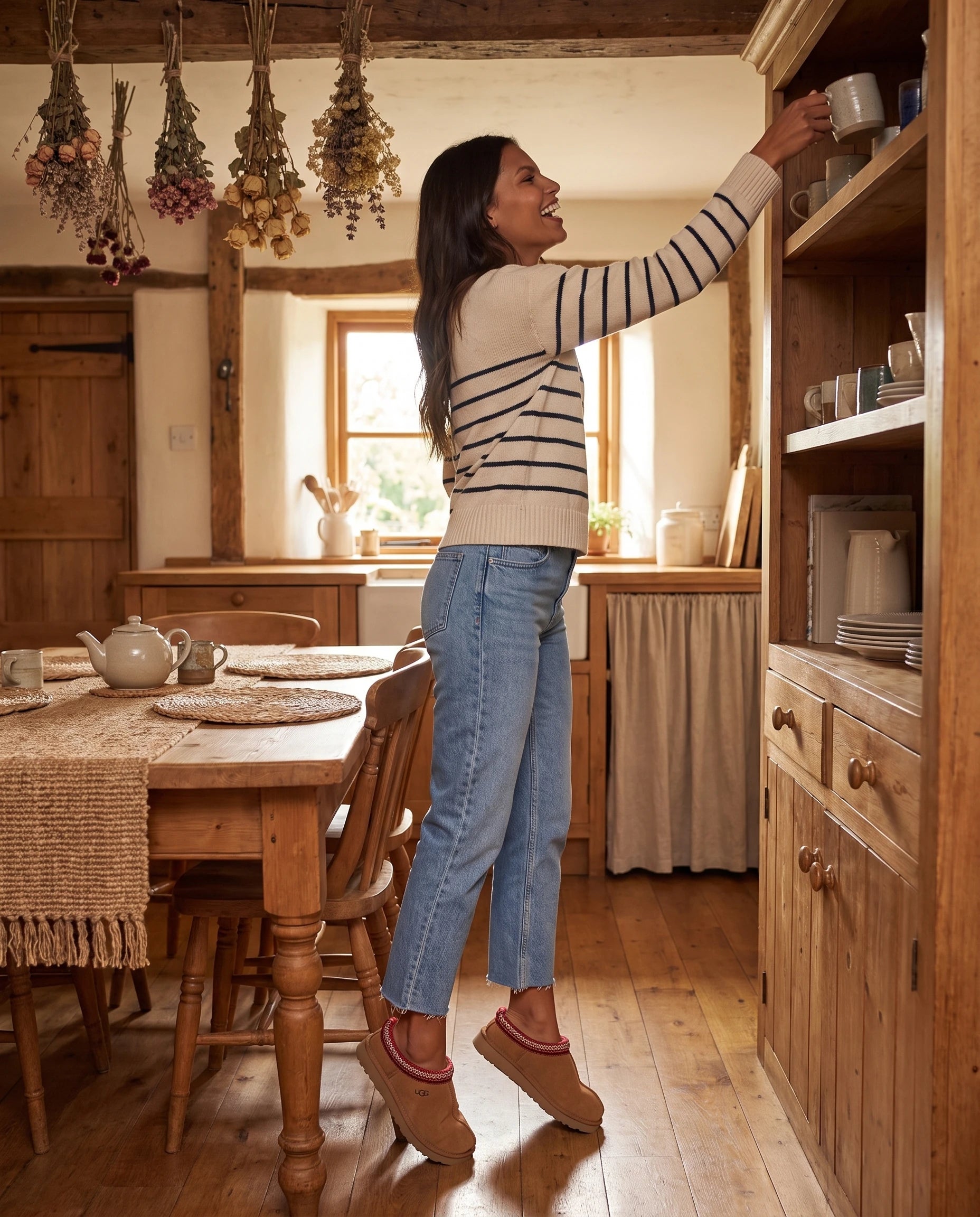 Mules cocooning fourrées à col brodé Bleuenn — Camel, portées en intérieur cosy