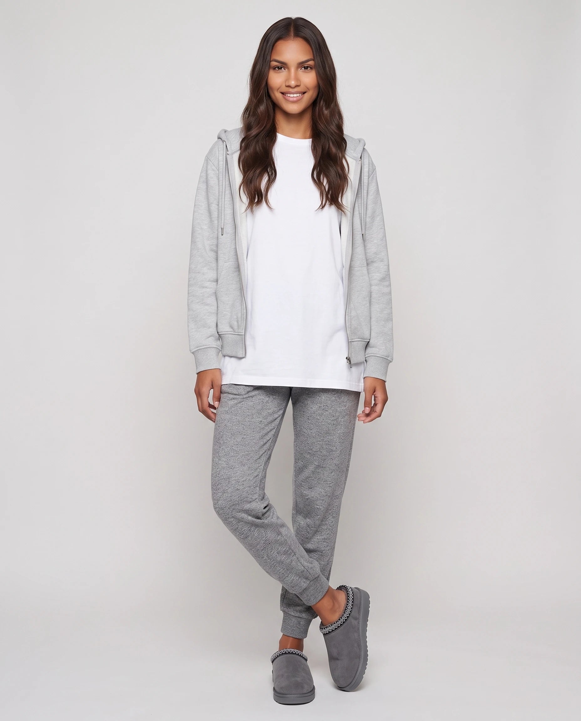 Mules cocooning fourrées à col brodé Bleuenn — Gris, portées en plein pied studio