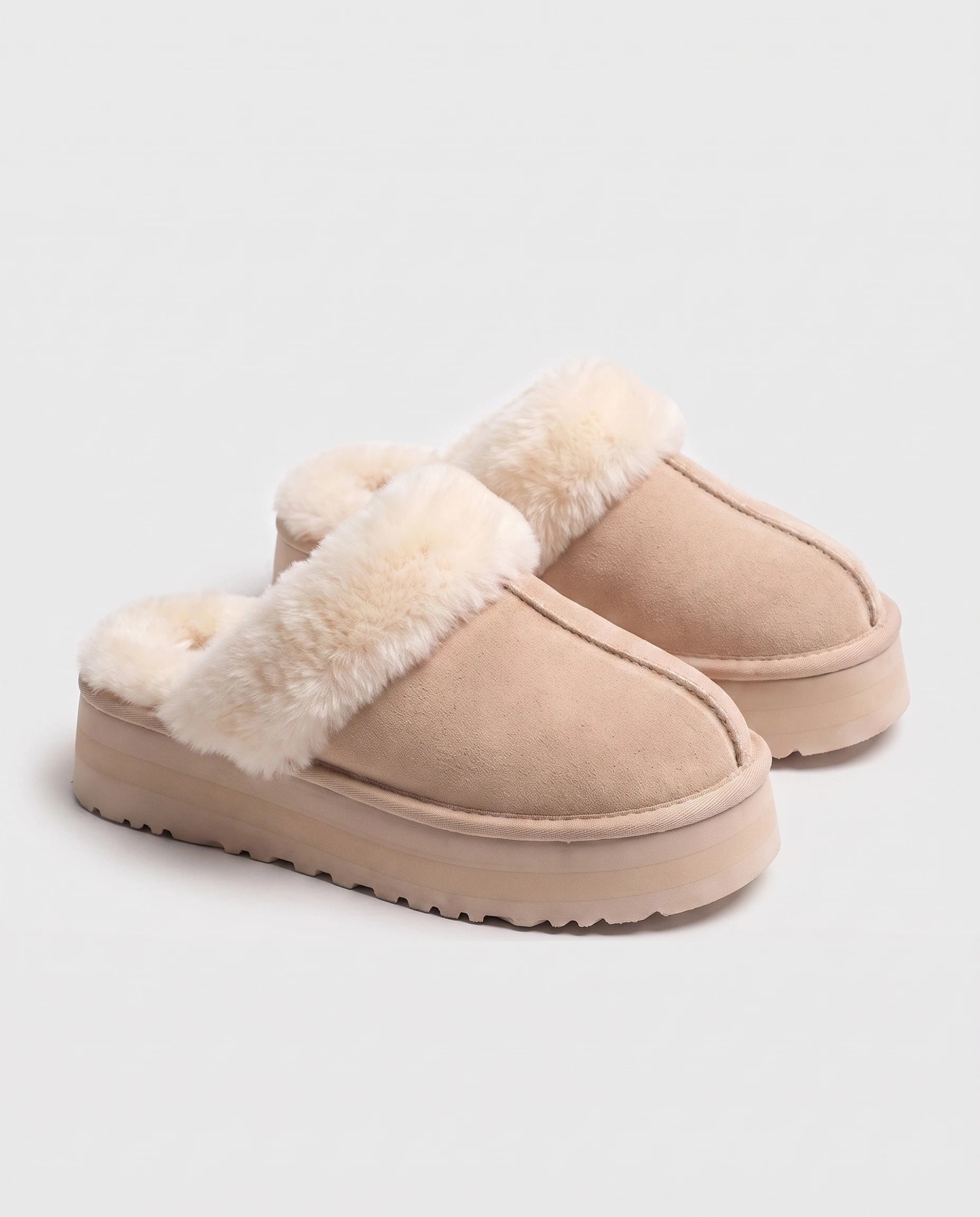 Mules cocooning à plateforme et col fourrure Zita — Beige, paire en packshot studio