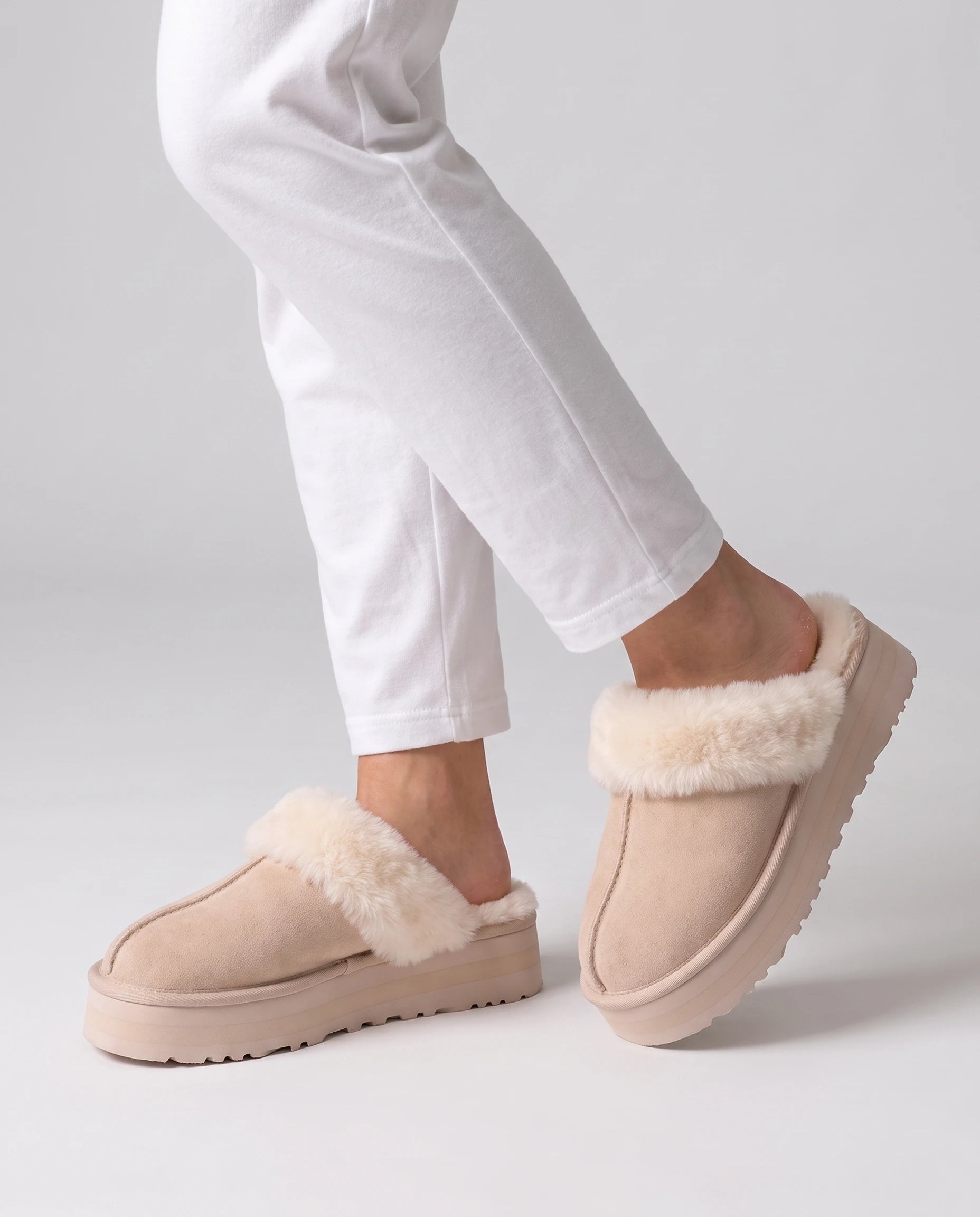 Mules cocooning à plateforme et col fourrure Zita — Beige, portées en plan rapproché