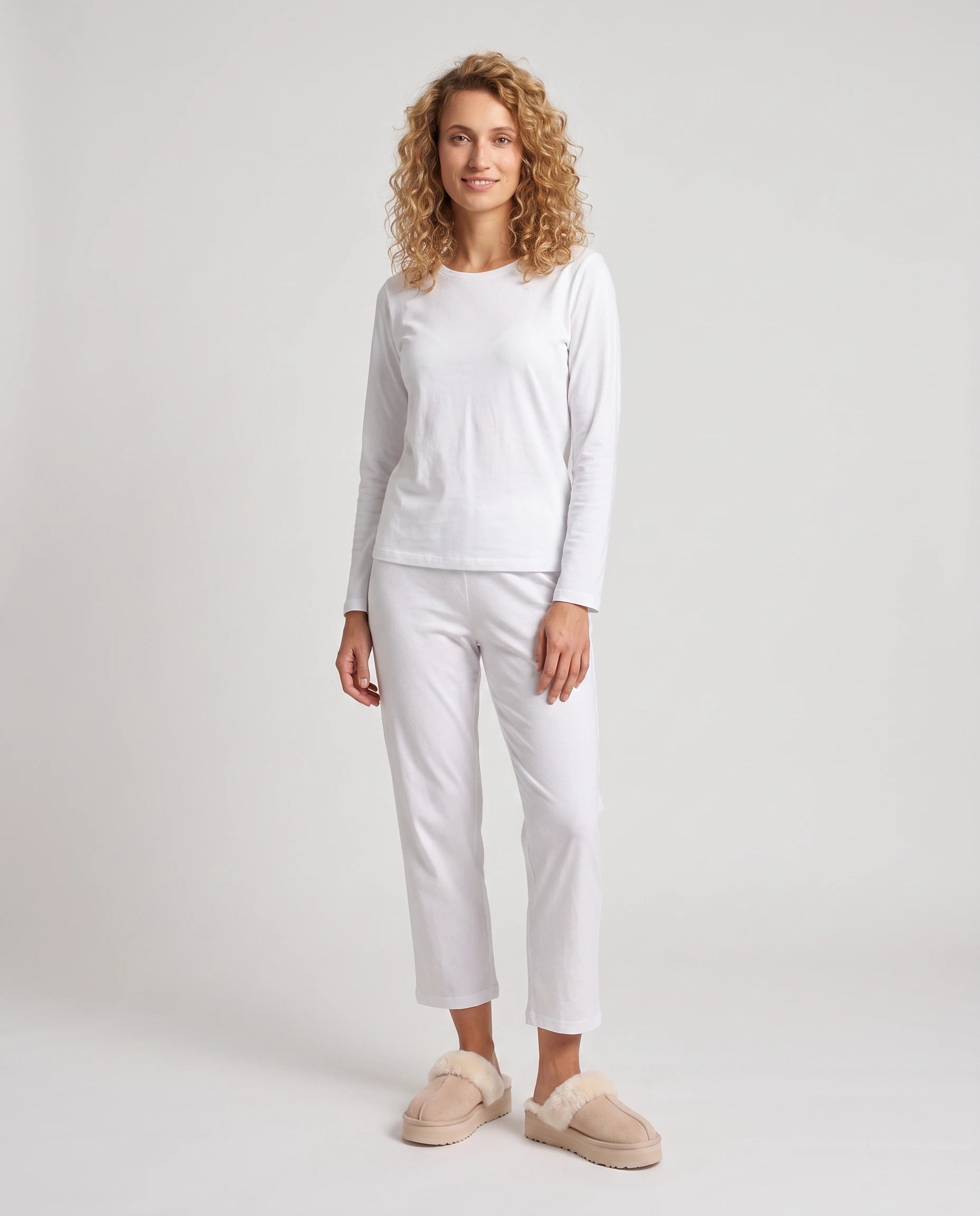 Mules cocooning à plateforme et col fourrure Zita — Beige, portées en plein pied studio