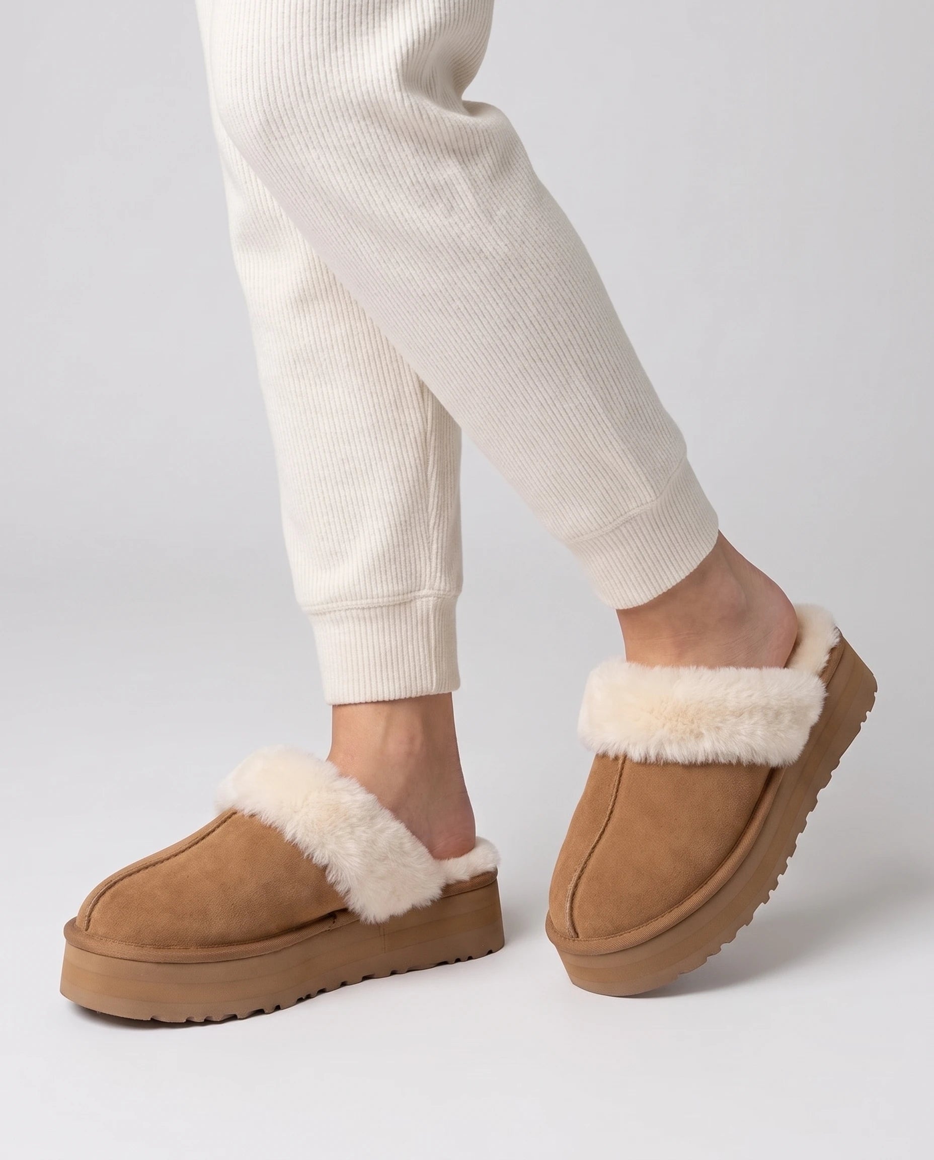 Mules cocooning à plateforme et col fourrure Zita — Camel, portées en plan rapproché