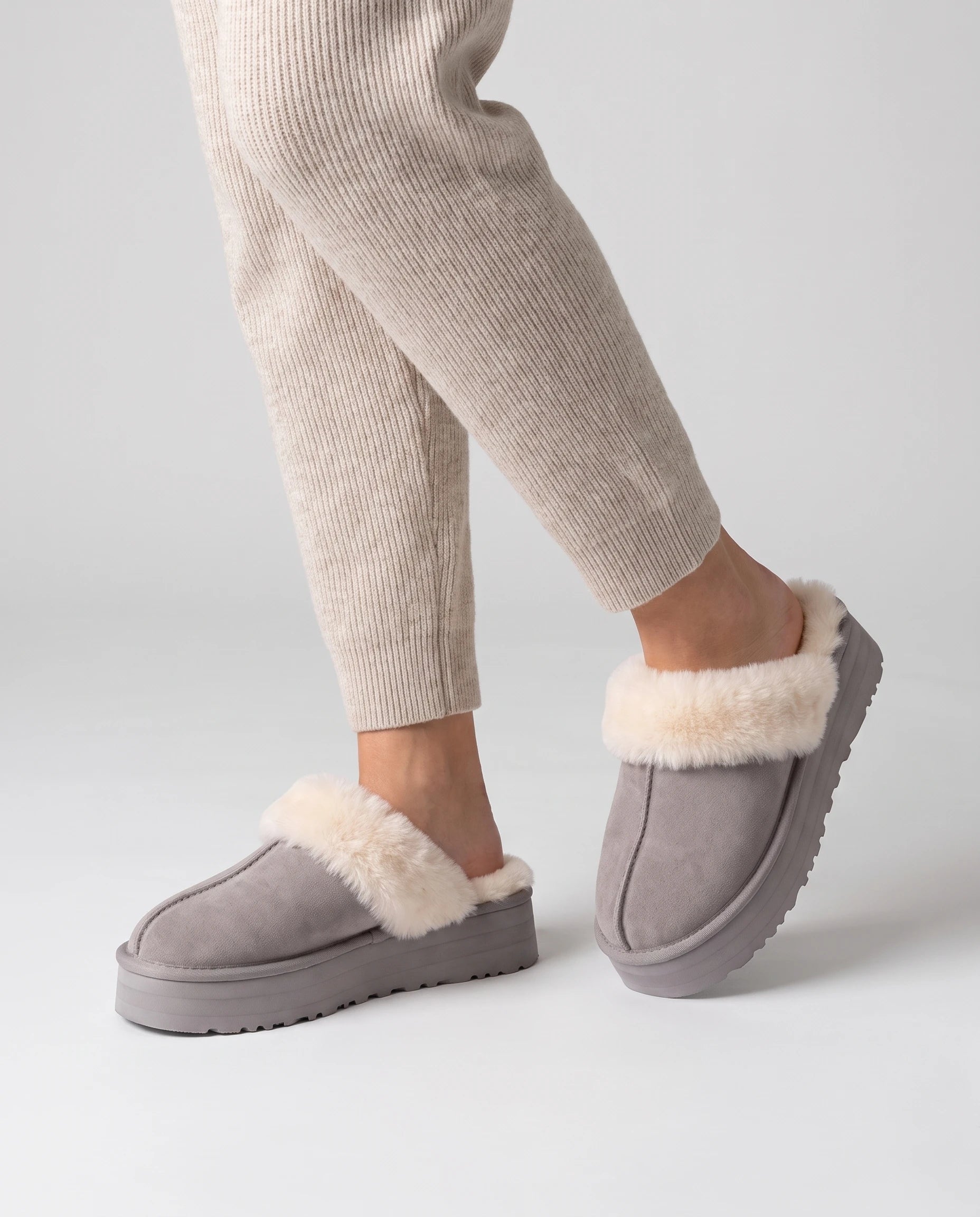 Mules cocooning à plateforme et col fourrure Zita — Gris, portées en plan rapproché