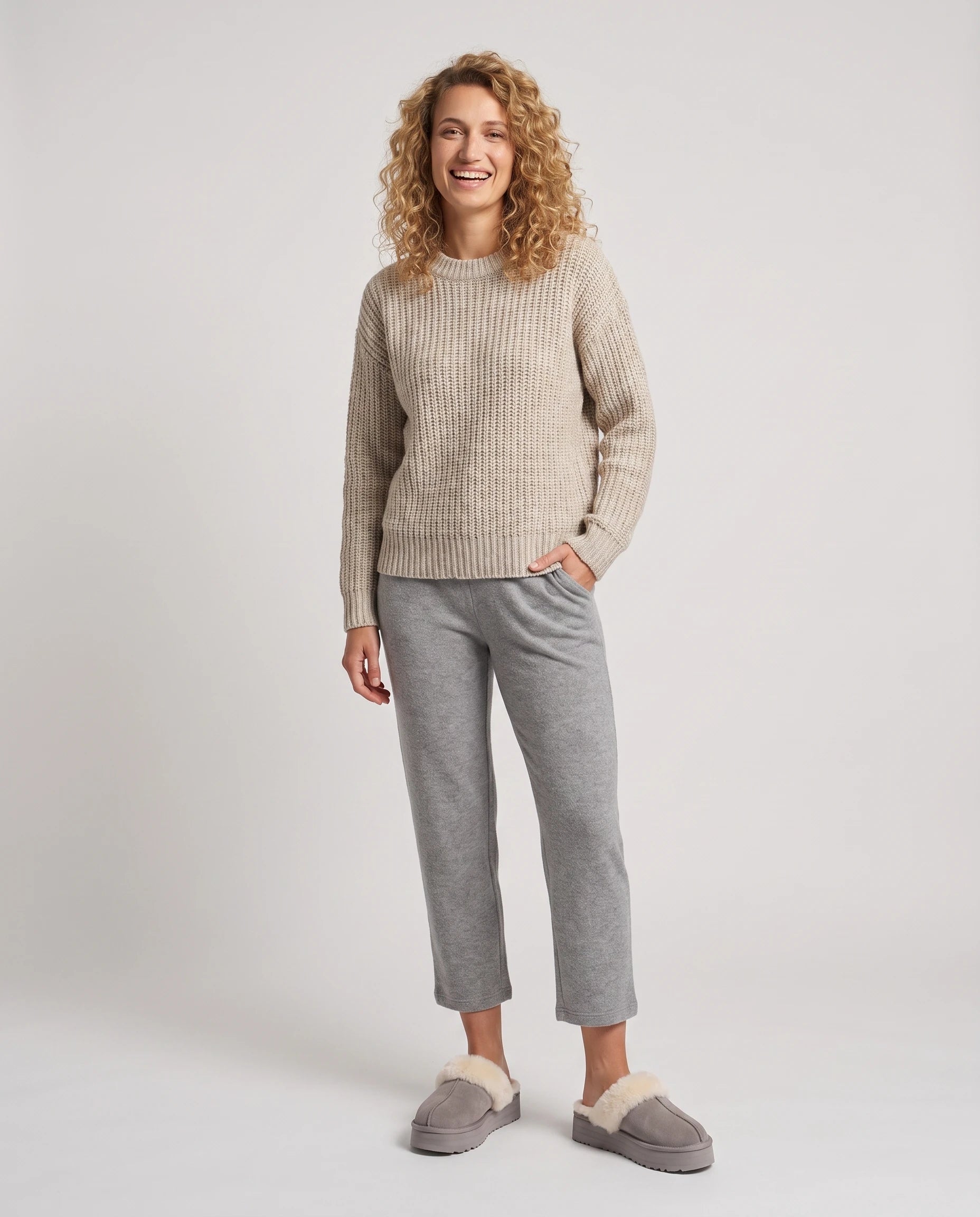 Mules cocooning à plateforme et col fourrure Zita — Gris, portées en plein pied studio
