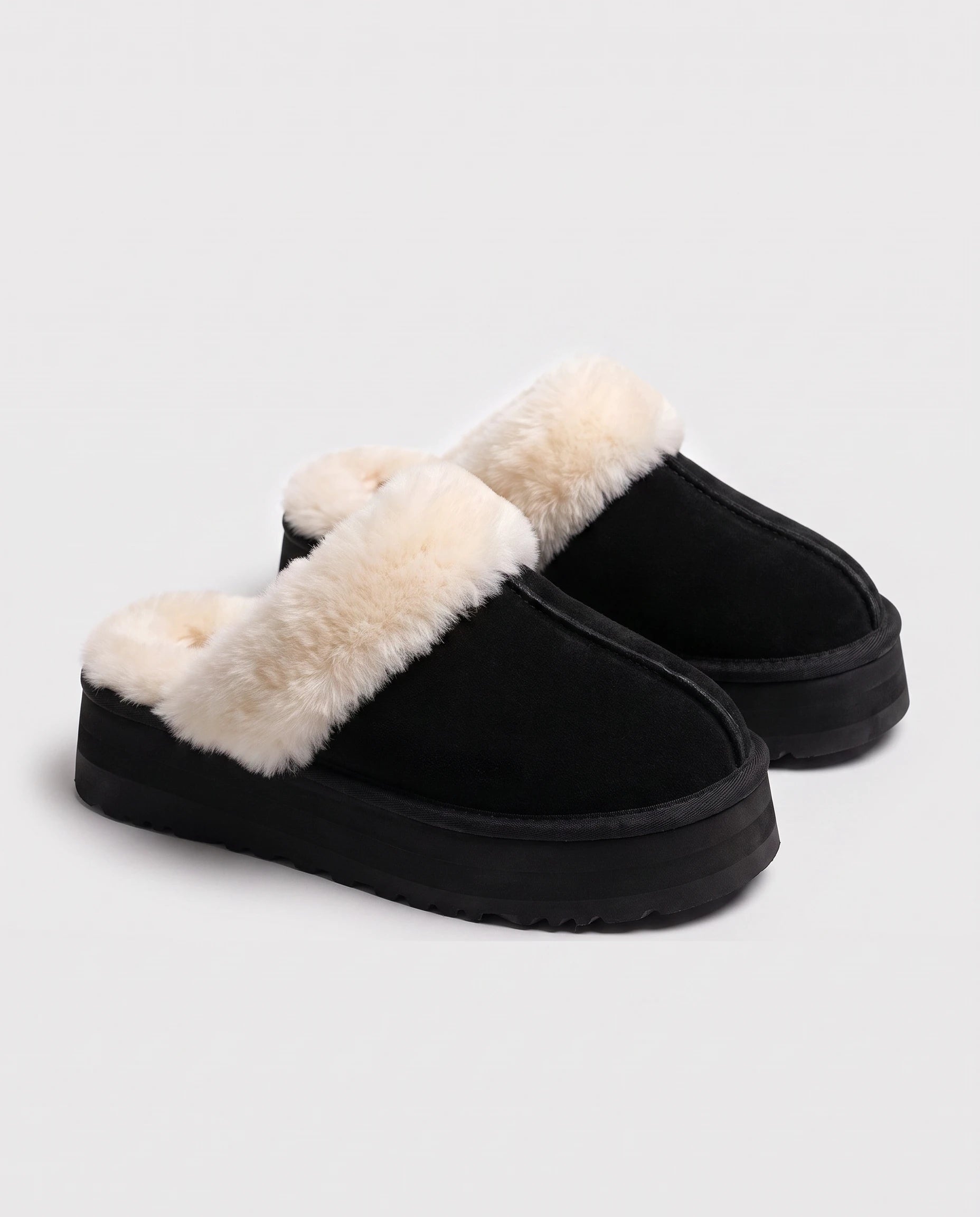 Mules cocooning à plateforme et col fourrure Zita — Noir, paire en packshot studio