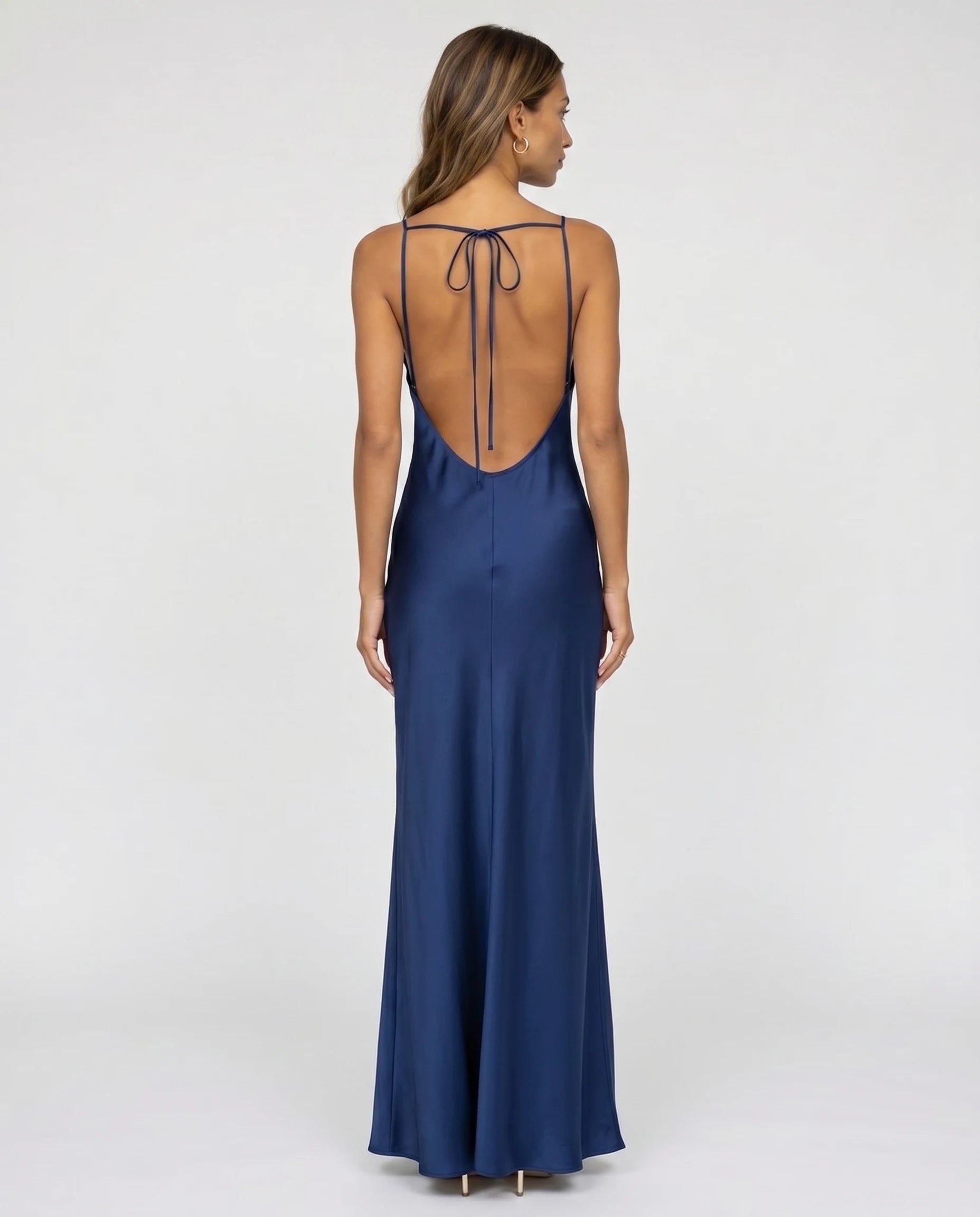 Robe longue satin Athena bleu marine vue de dos avec liens noues