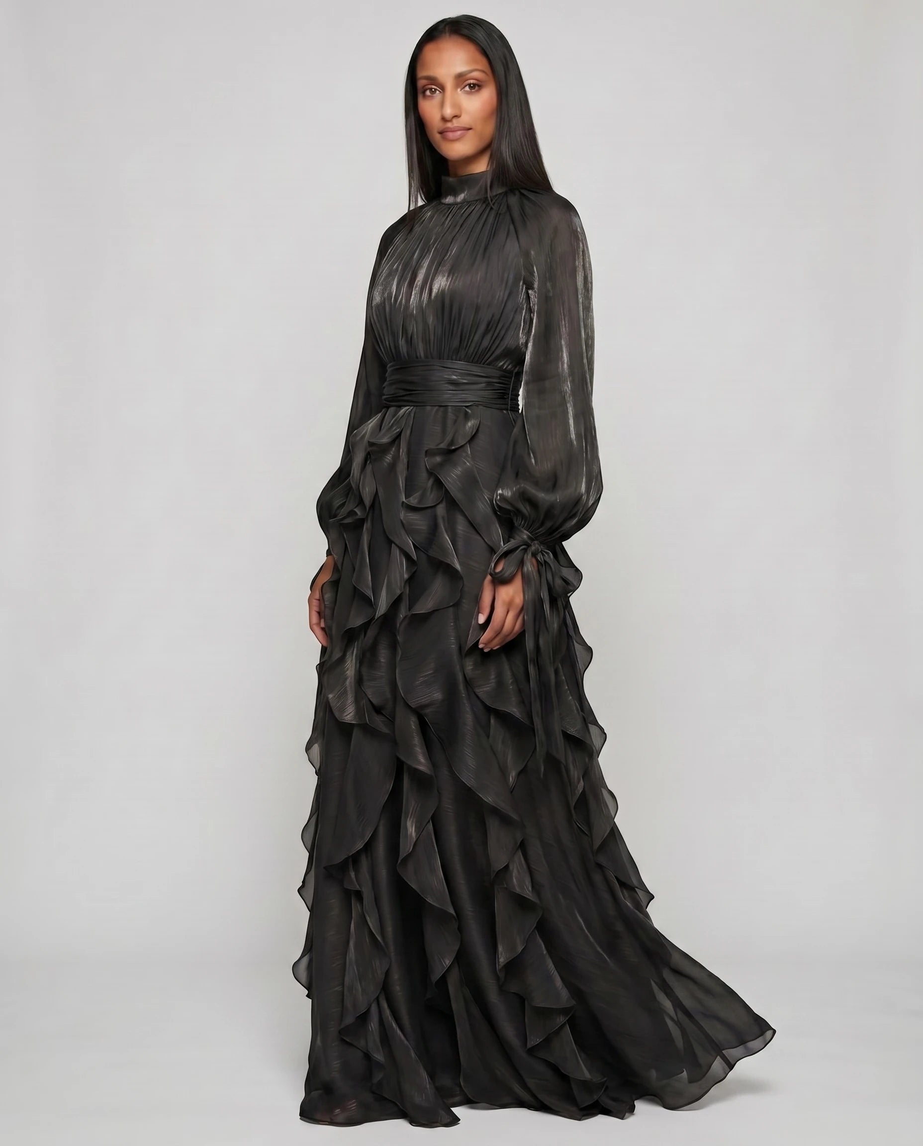 Robe de soiree longue a volants noire studio trois-quart