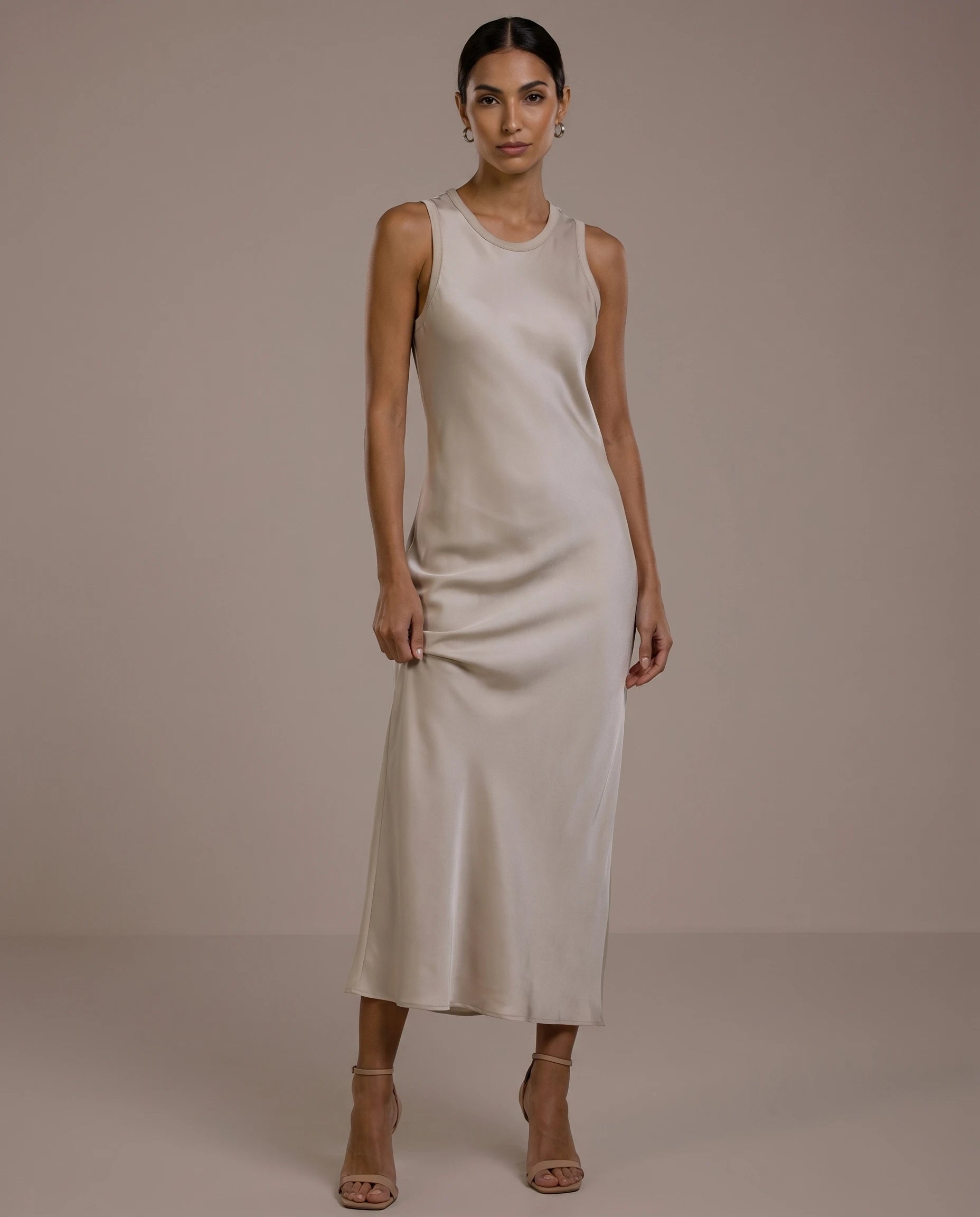 Robe longue effet satin fluide Olympe coloris Beige, plein pied 3/4 face