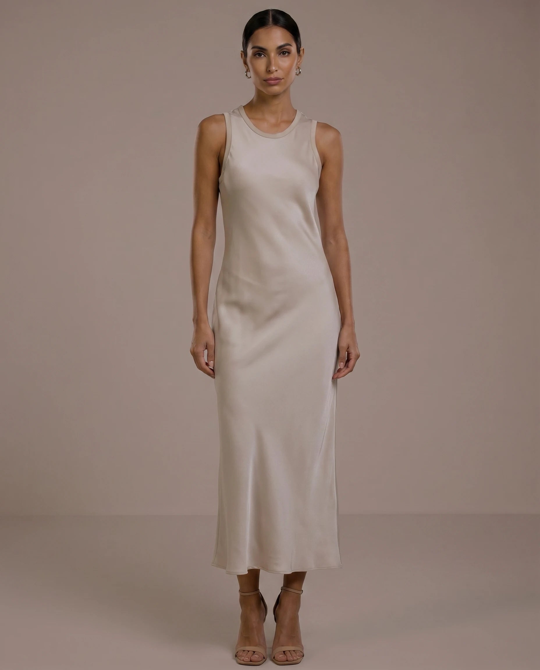 Robe longue effet satin fluide Olympe coloris Beige, plein pied face