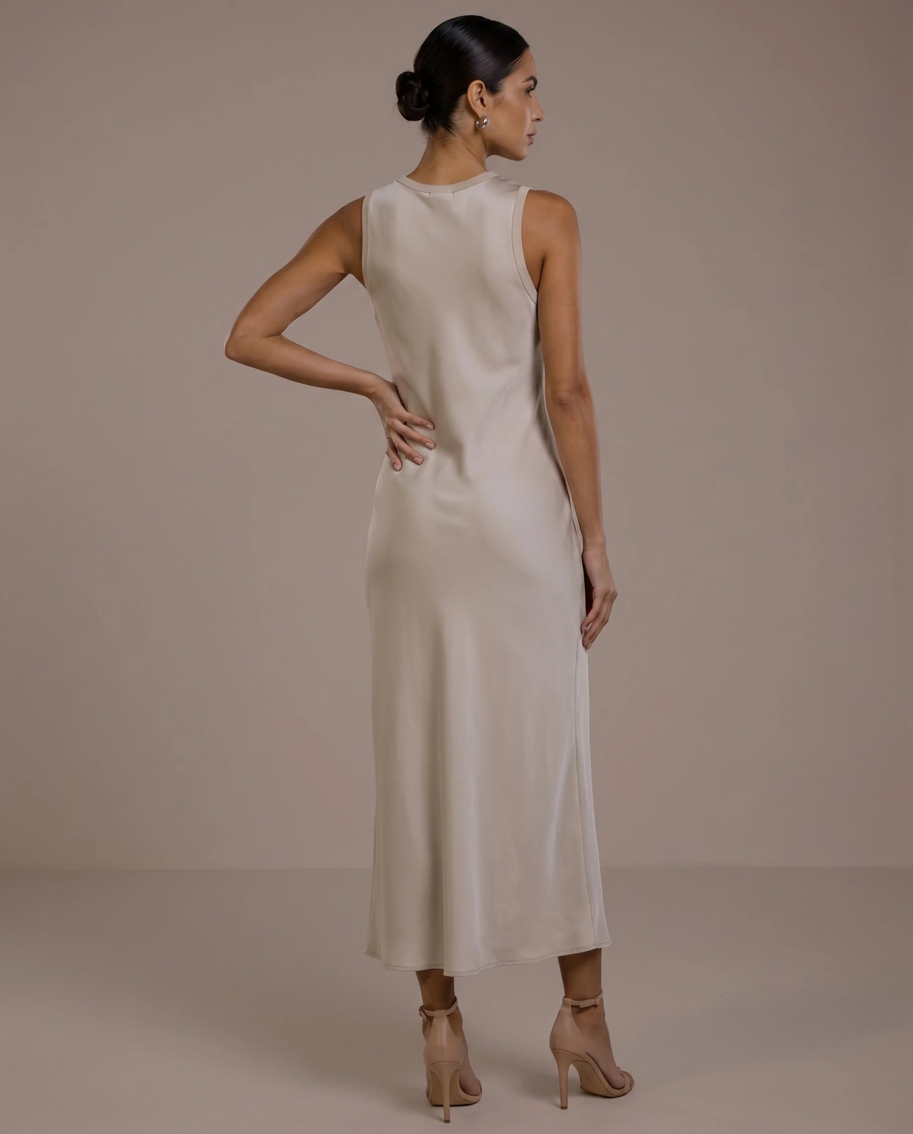 Robe longue effet satin fluide Olympe coloris Beige, plein pied dos fermé
