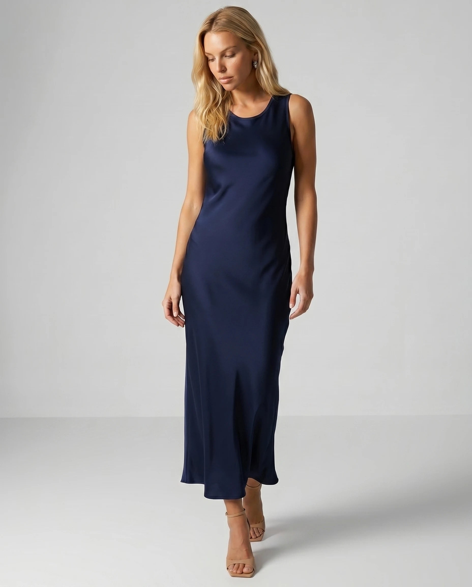 Robe longue effet satin fluide Olympe coloris Bleu marine, plein pied face avançant