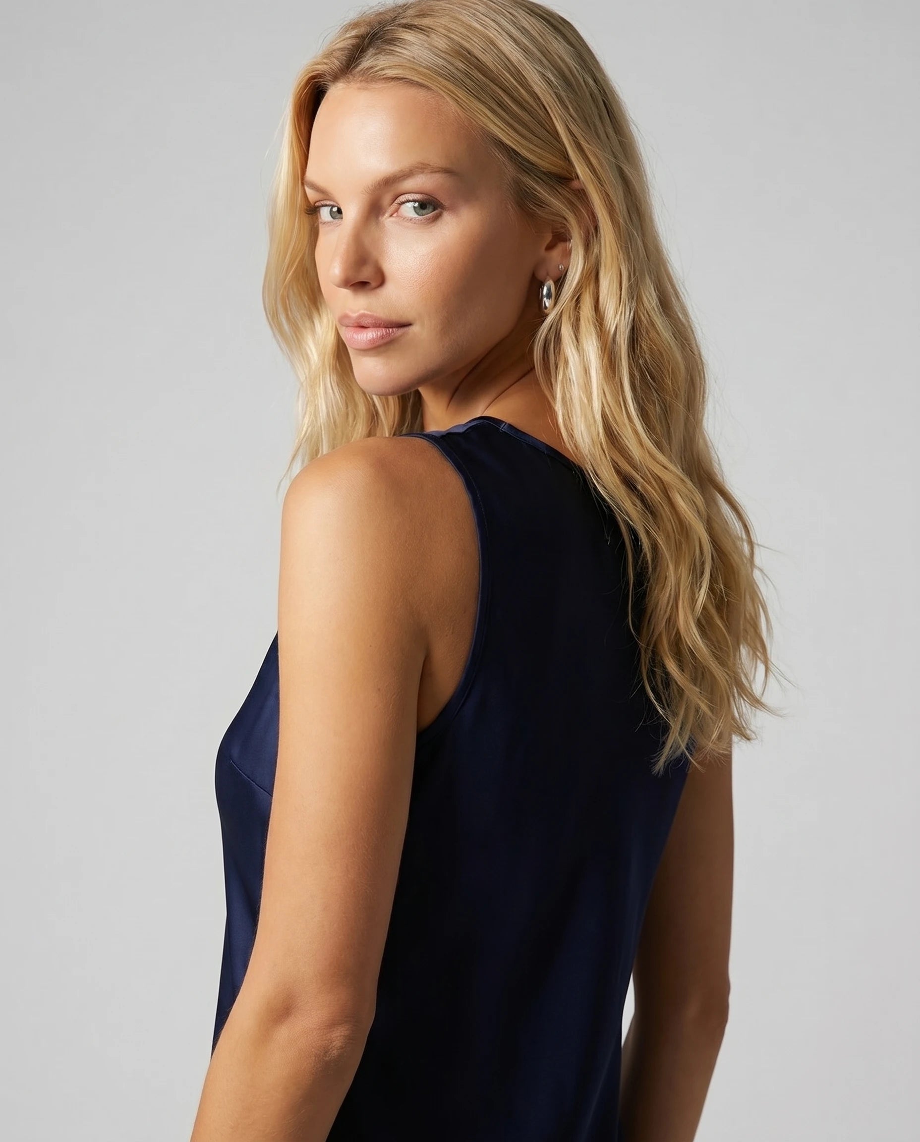 Robe longue effet satin fluide Olympe coloris Bleu marine, portrait 3/4 dos