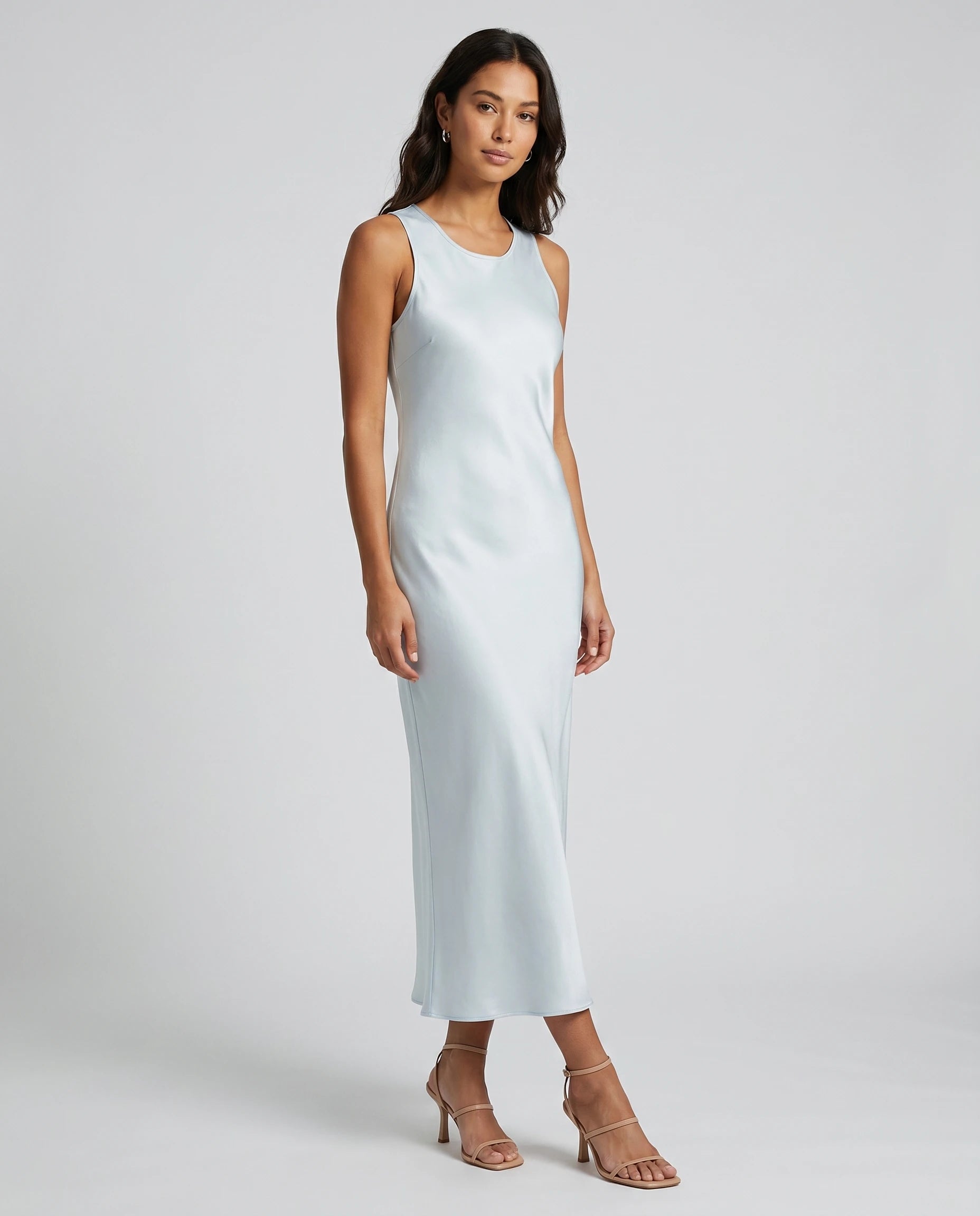 Robe longue effet satin fluide Olympe coloris Bleu pastel, plein pied 3/4 face