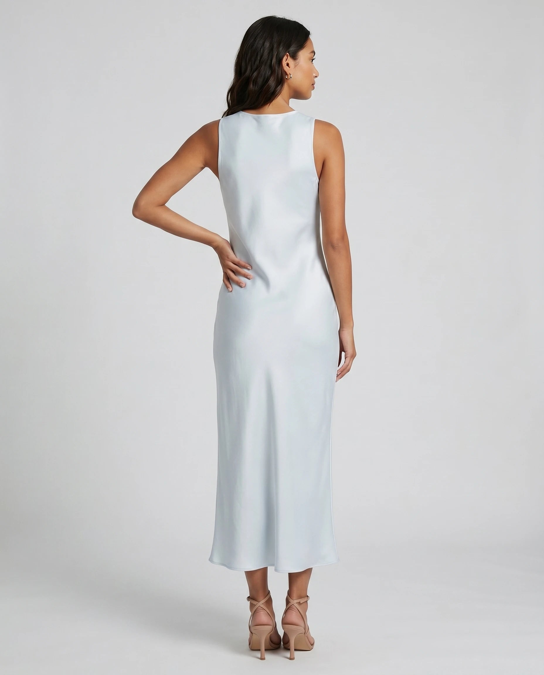 Robe longue effet satin fluide Olympe coloris Bleu pastel, plein pied dos fermé
