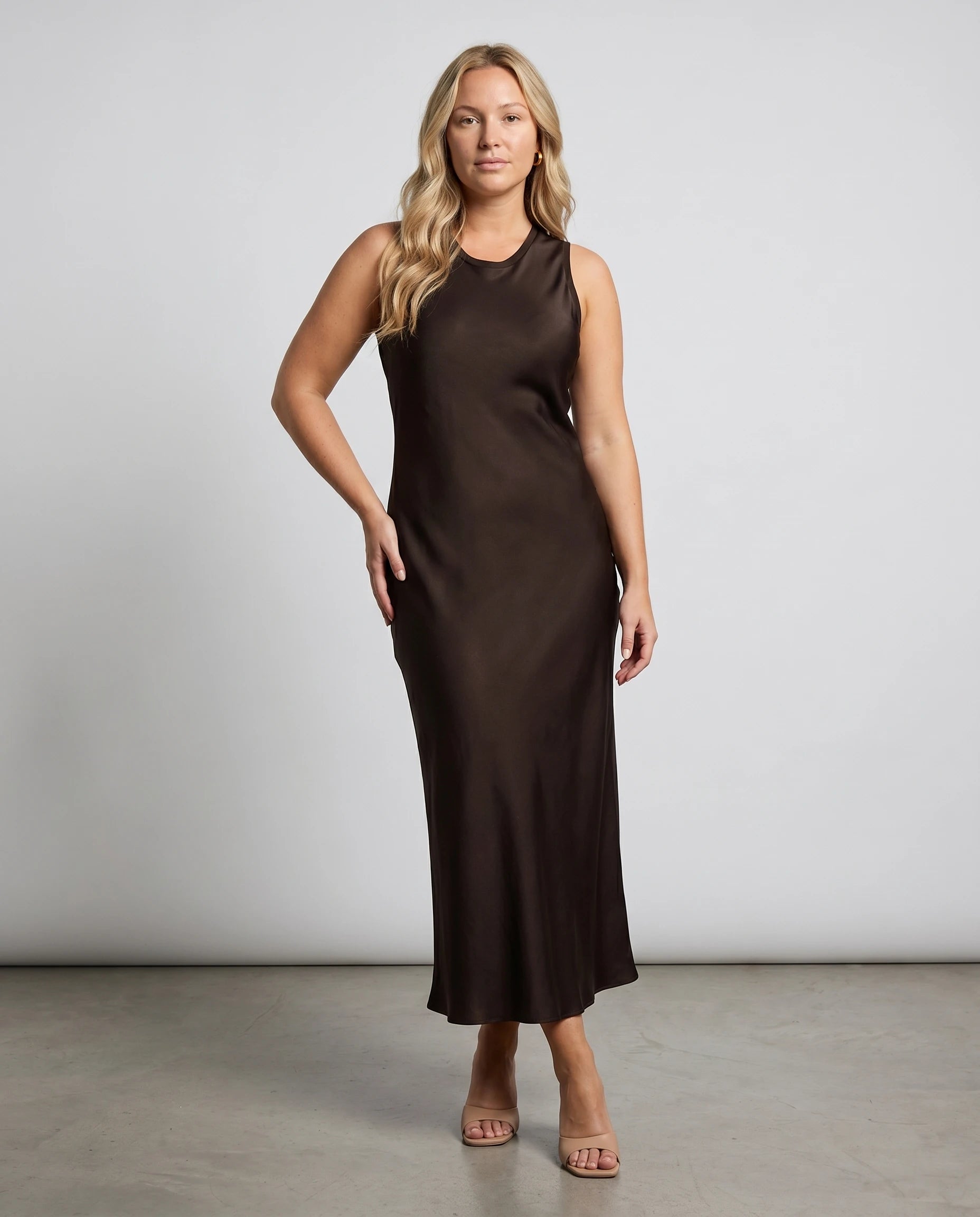 Robe longue effet satin fluide Olympe coloris Café, plein pied 3/4 face